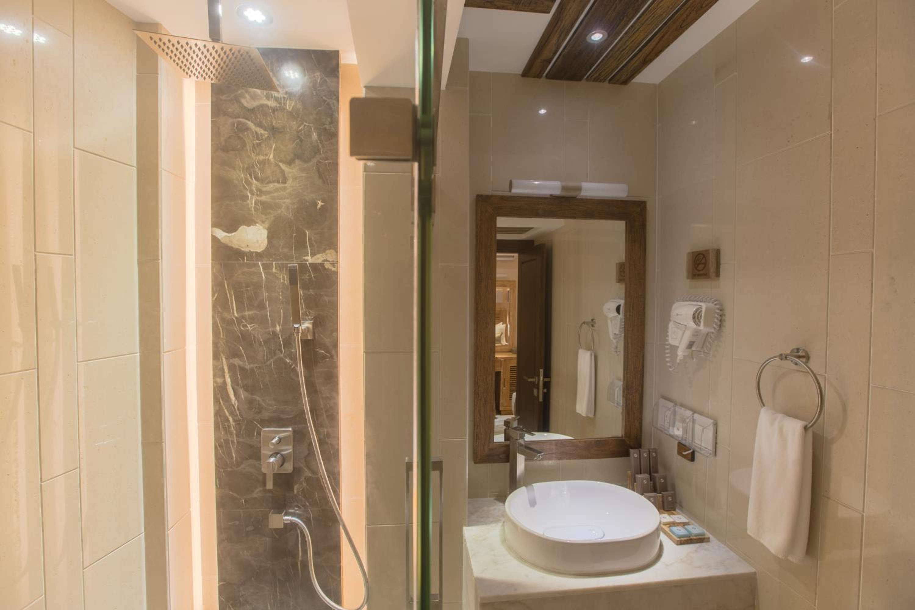 Samann Suite with Balcony (Free Return Airport Transfer) - Photo 13