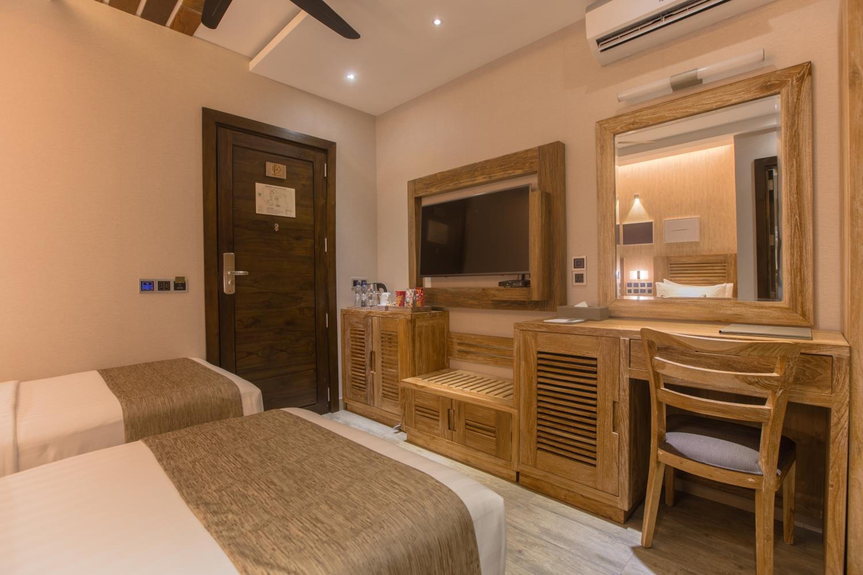 Deluxe Double or Twin with Ocean View and Balcony (Free Return Airport Transfer) - Photo 8