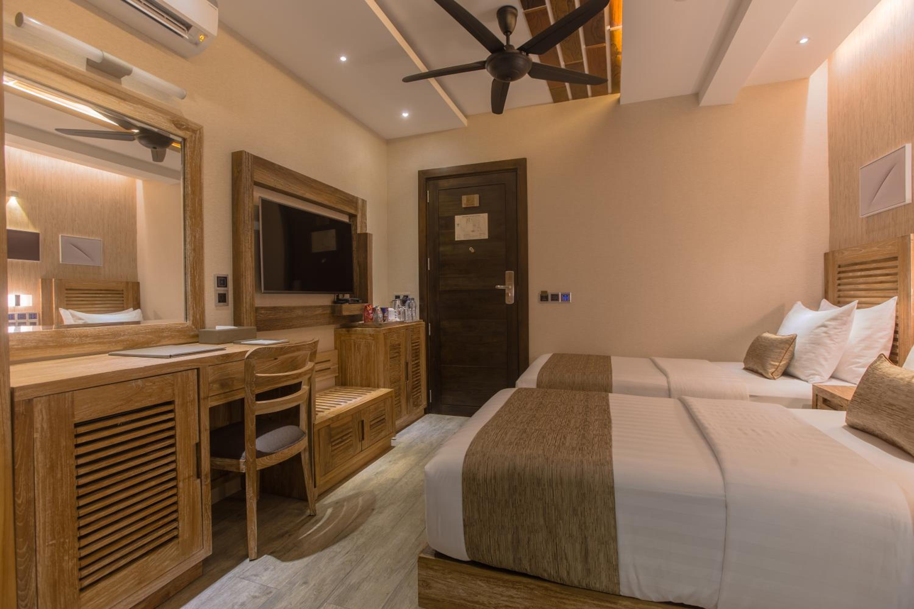 Deluxe Double or Twin with Ocean View and Balcony (Free Return Airport Transfer) - Photo 5