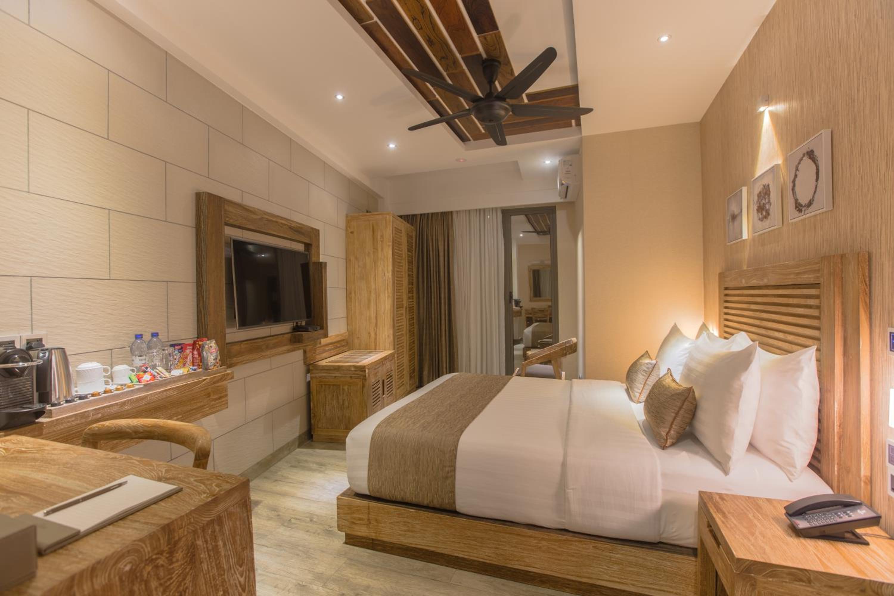 Super Deluxe Double with Ocean View and Balcony (Free Return Airport Transfer) - Photo 3