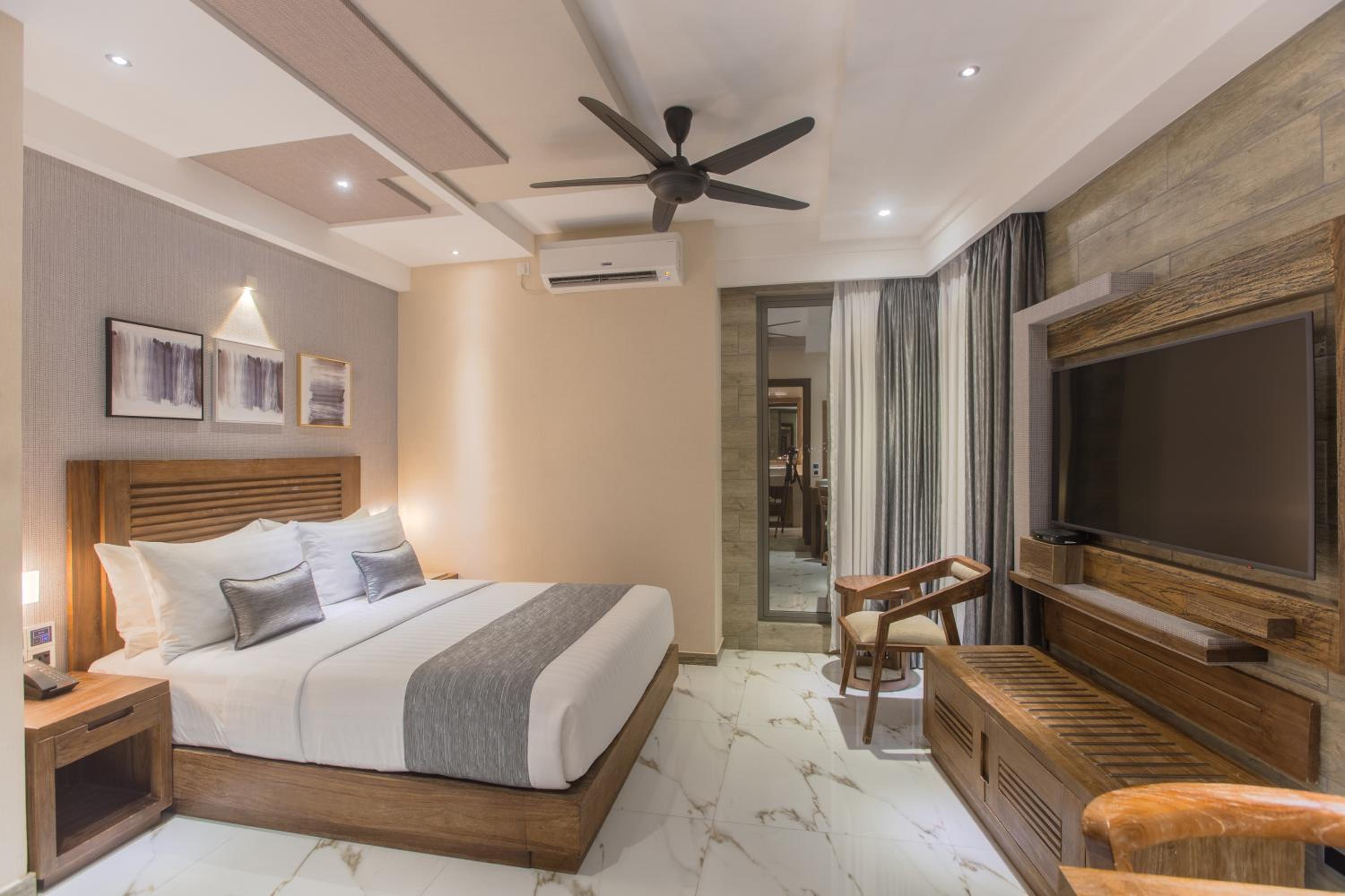 Executive Suite with Balcony (Free Return Airport Transfer) - Photo 20