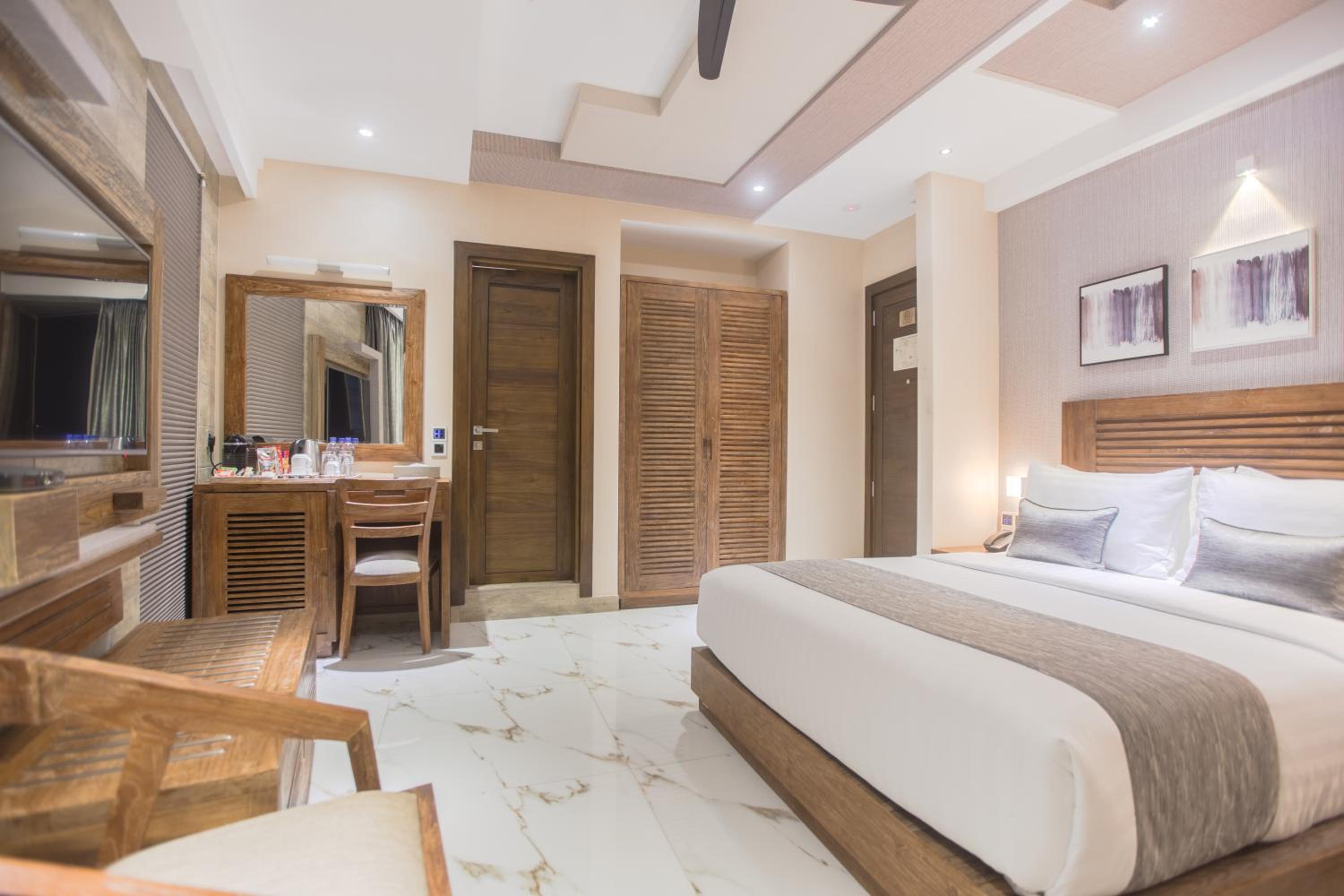 Executive Suite with Balcony (Free Return Airport Transfer) - Photo 4