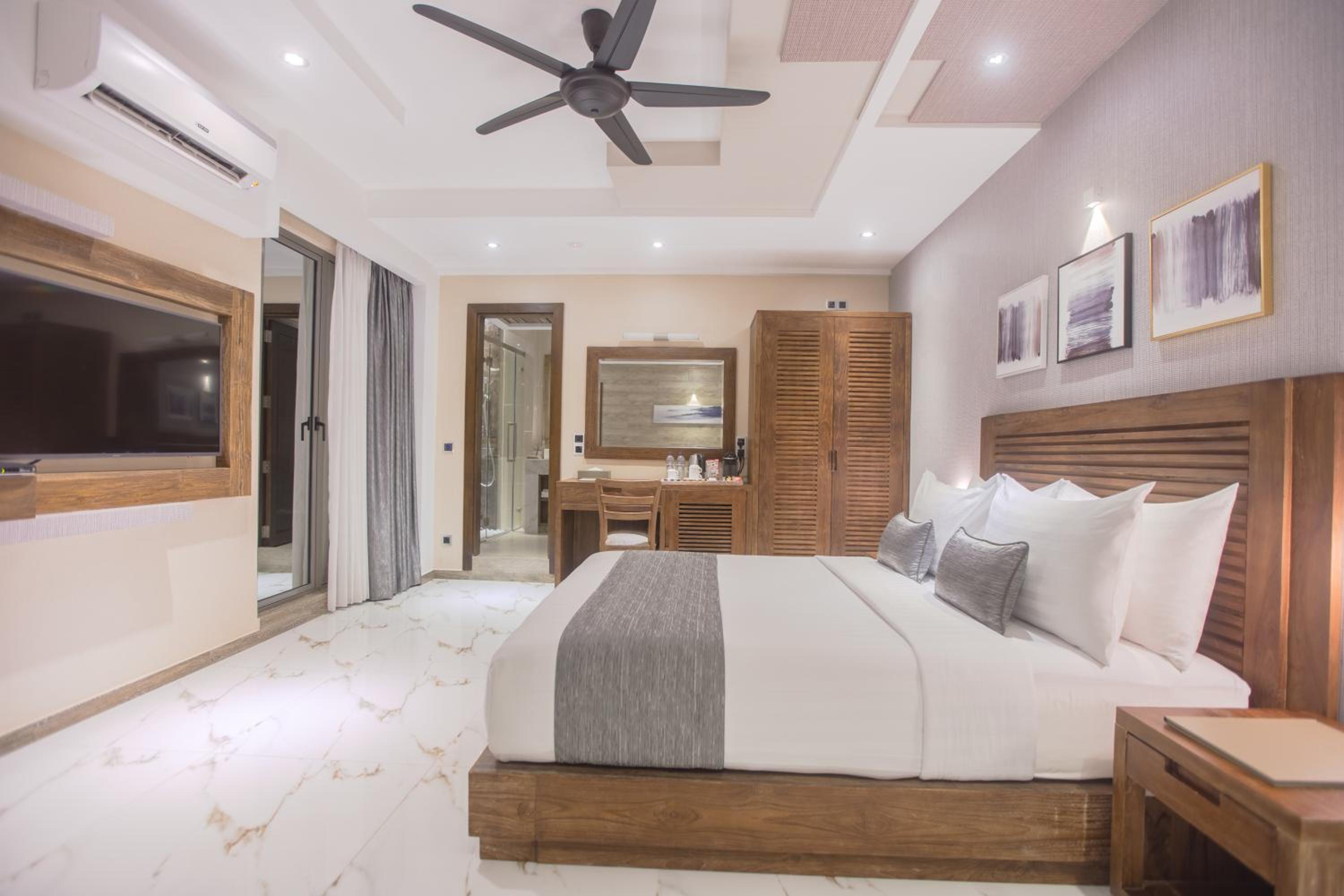 Samann Suite with Balcony (Free Return Airport Transfer)