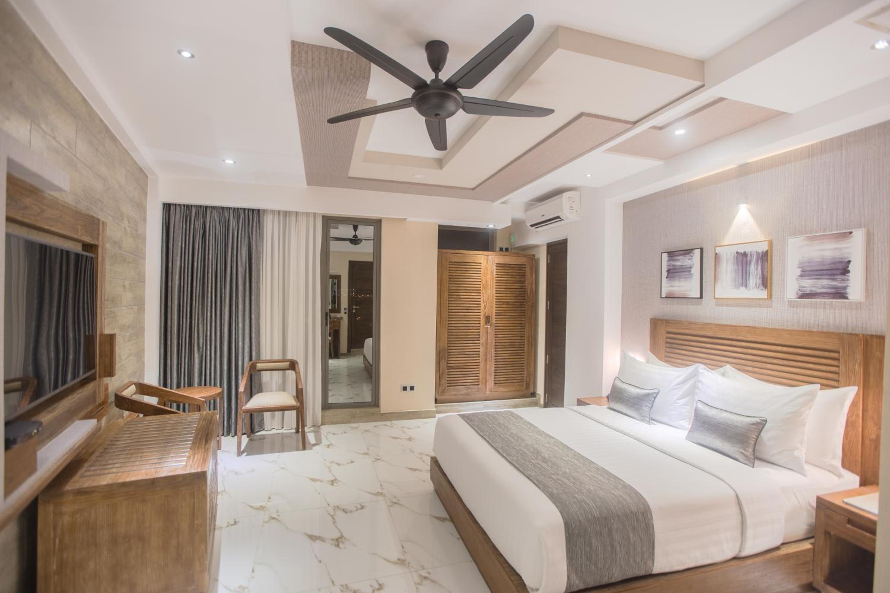 Executive Suite with Balcony (Free Return Airport Transfer) - Photo 3