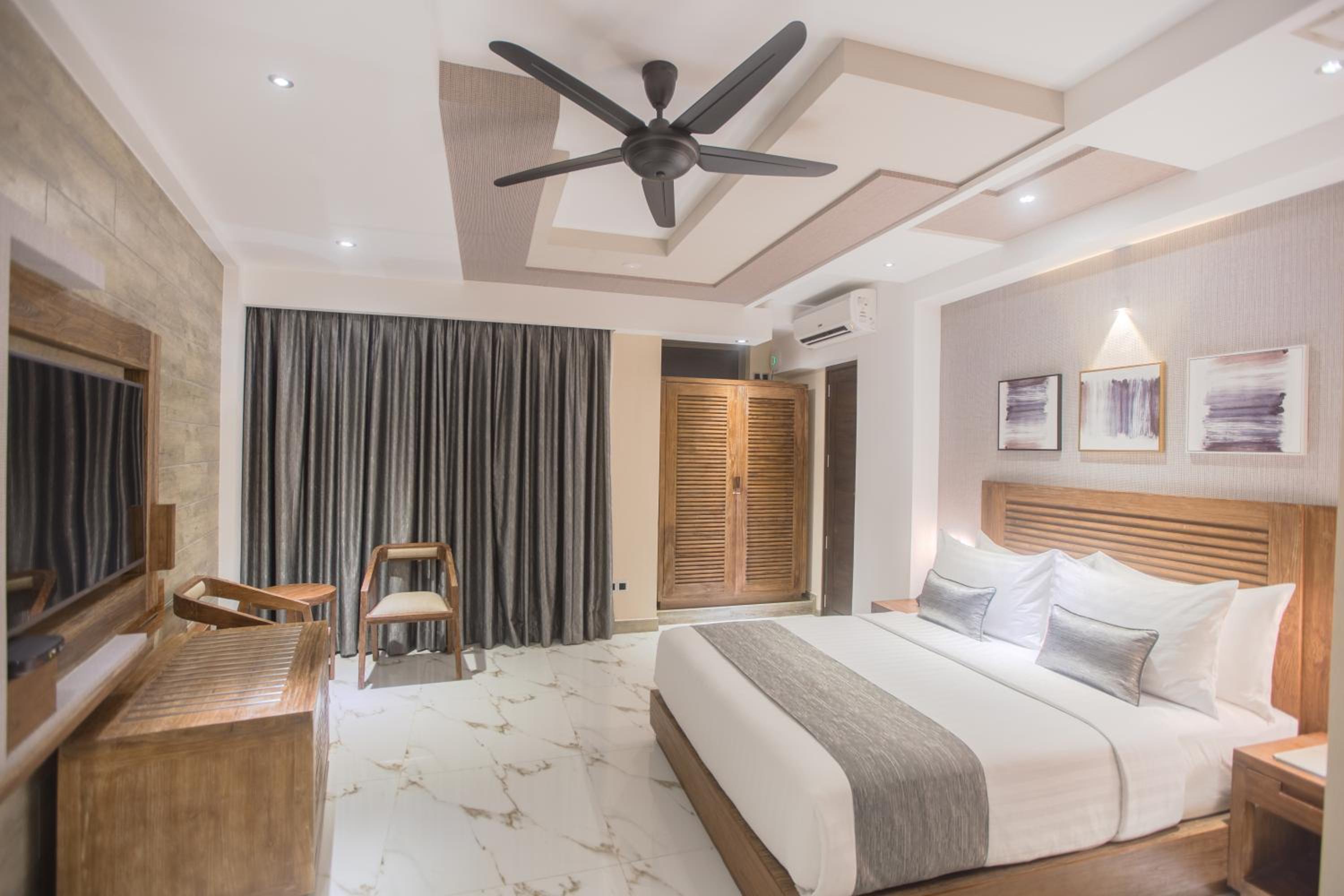 Executive Suite with Balcony (Free Return Airport Transfer) - Photo 9