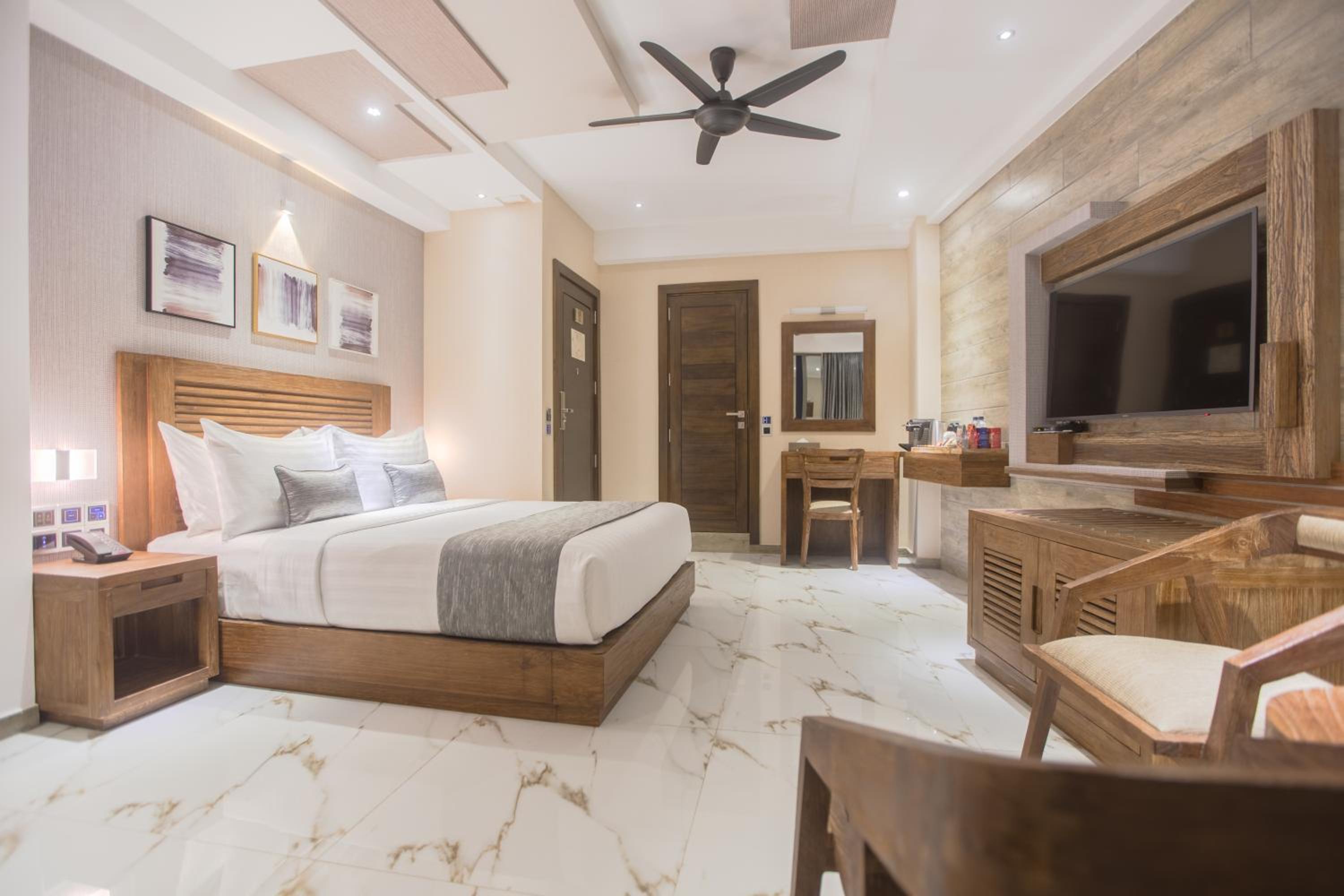 Executive Suite with Balcony (Free Return Airport Transfer) - Photo 1