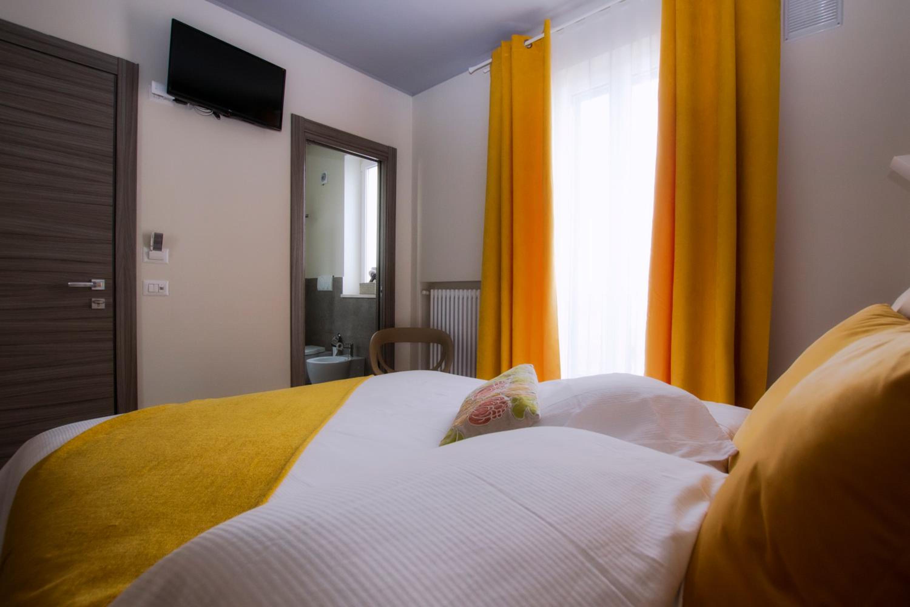 Standard Double Room - Photo 21