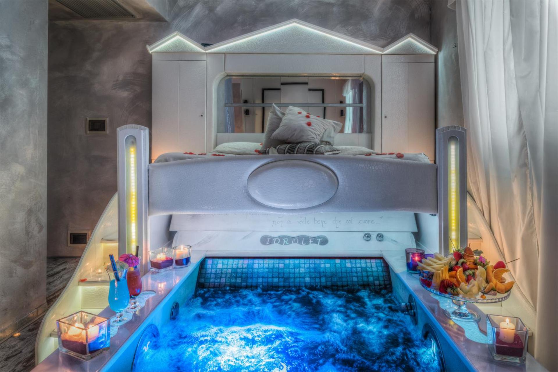 Suite with Spa Bath photo 3