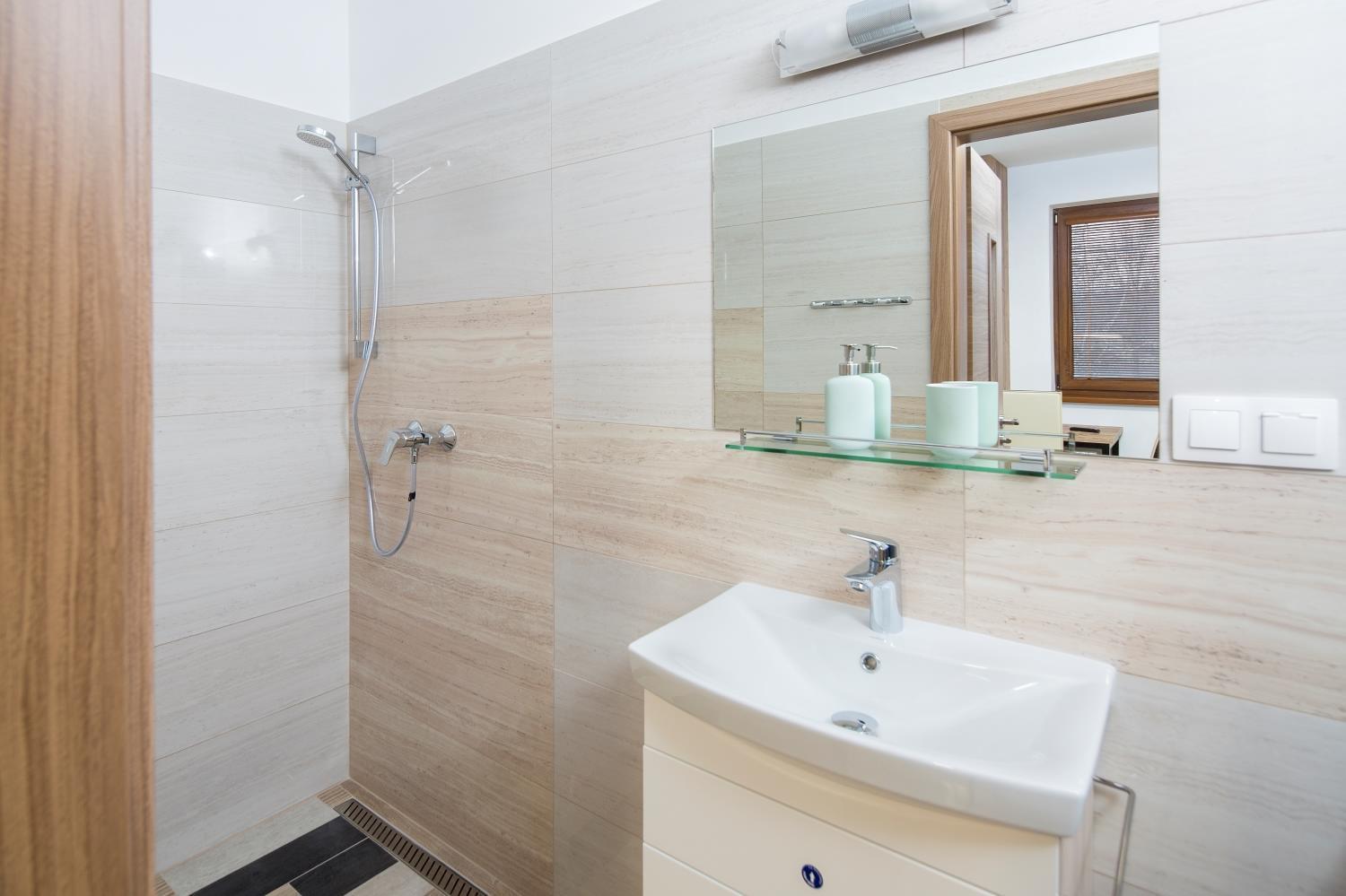 Standard King Room - Photo 4