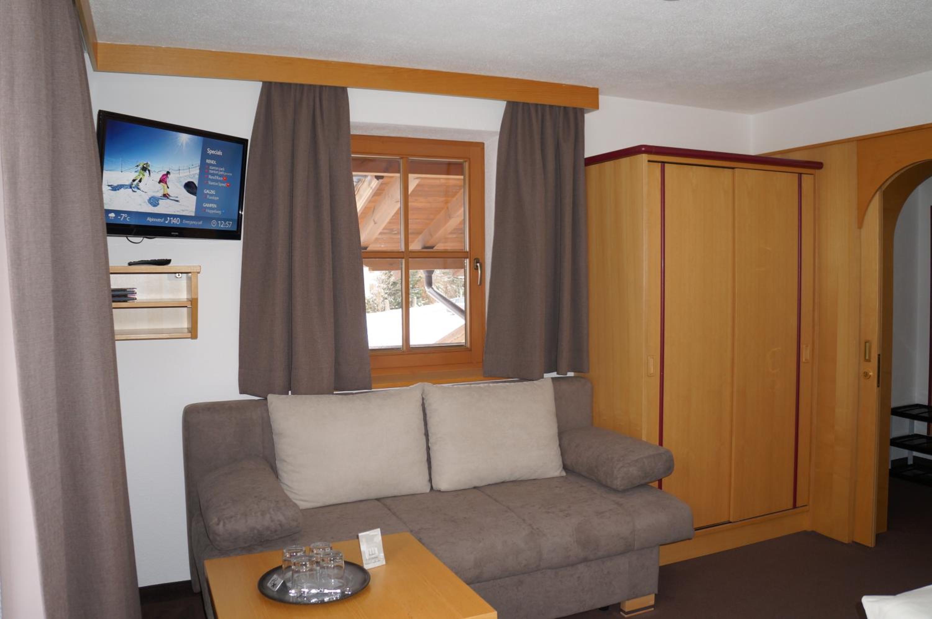 Family Room (4 Adults) photo 1