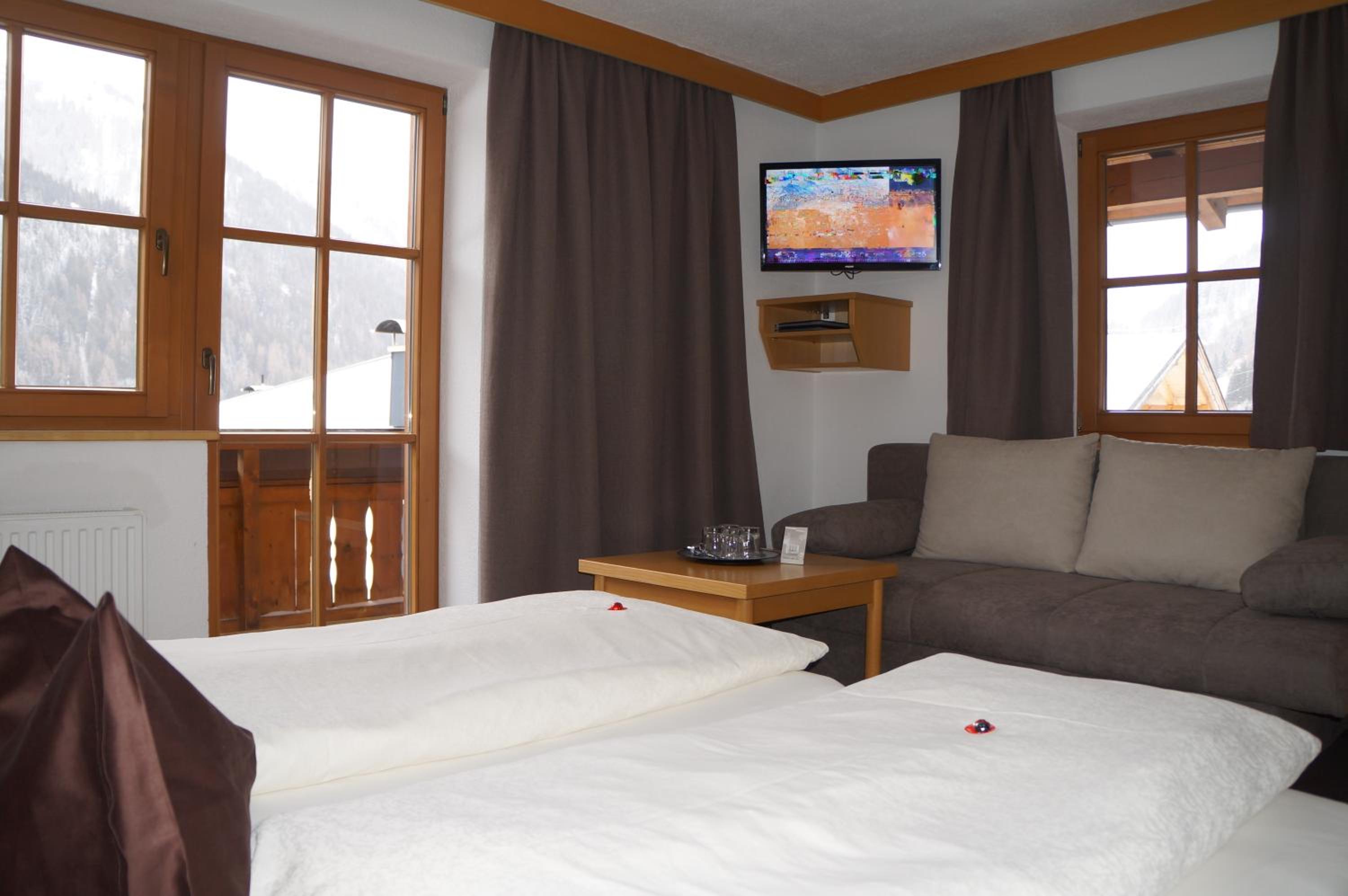 Family Room (4 Adults) photo 3