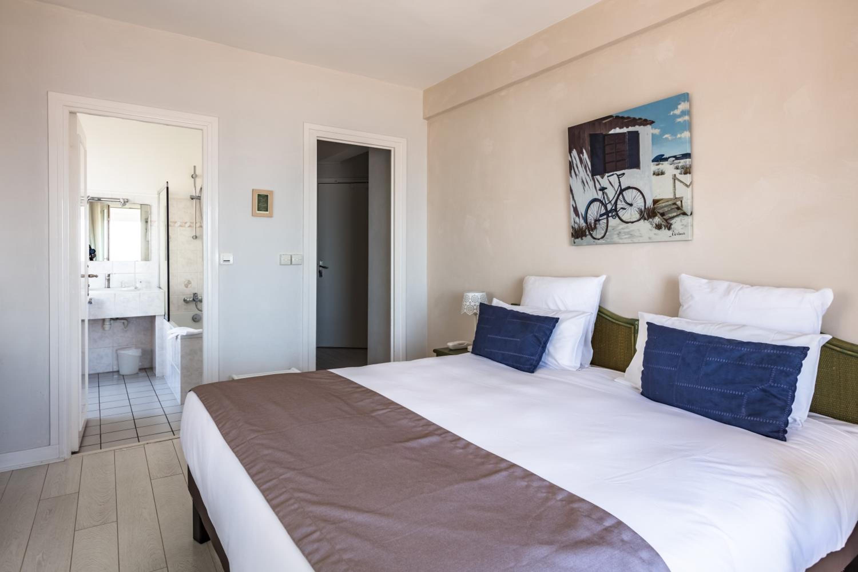 Superior Double Room with Sea View - Photo 4