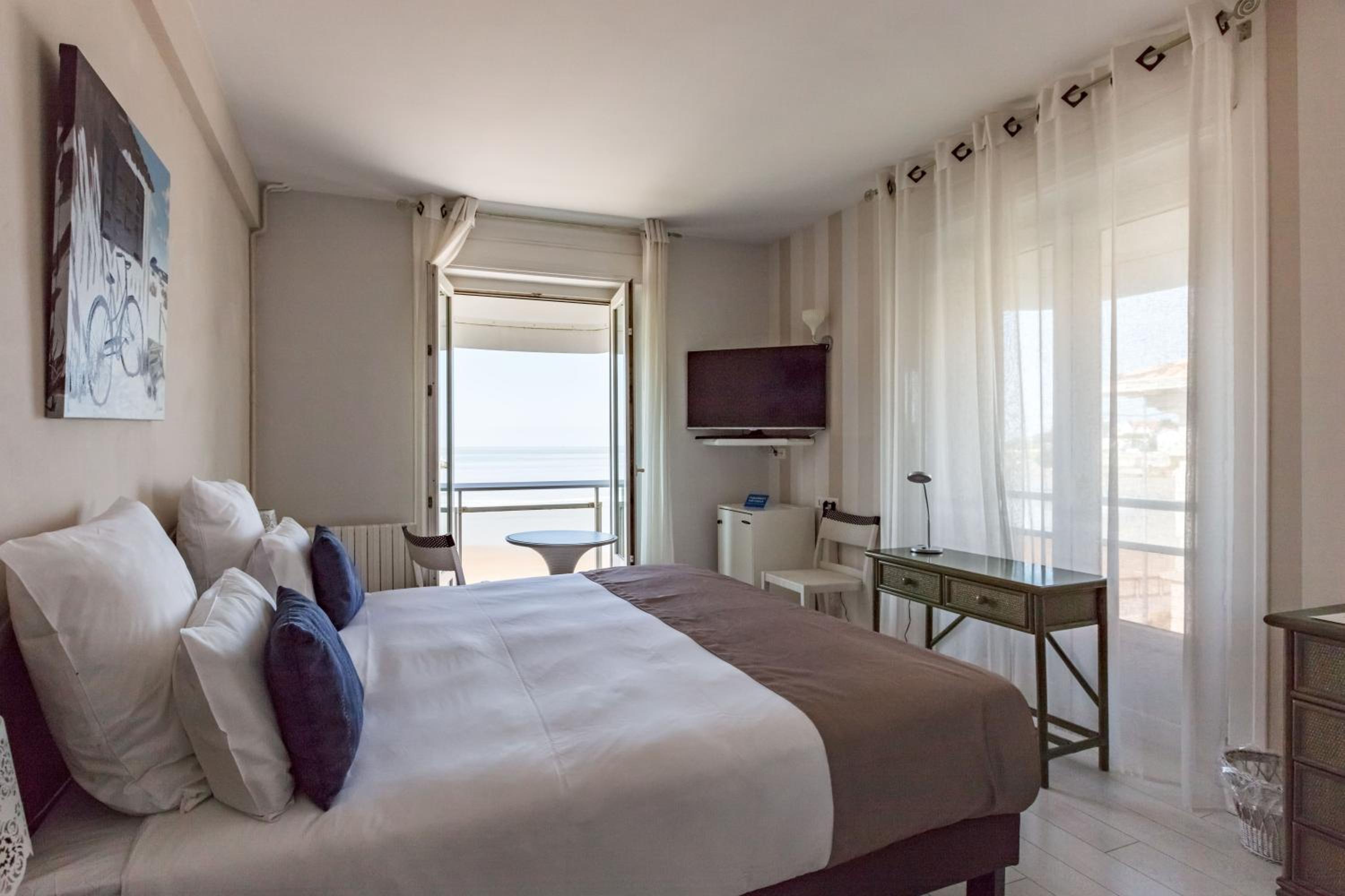Superior Double Room with Sea View - Photo 2