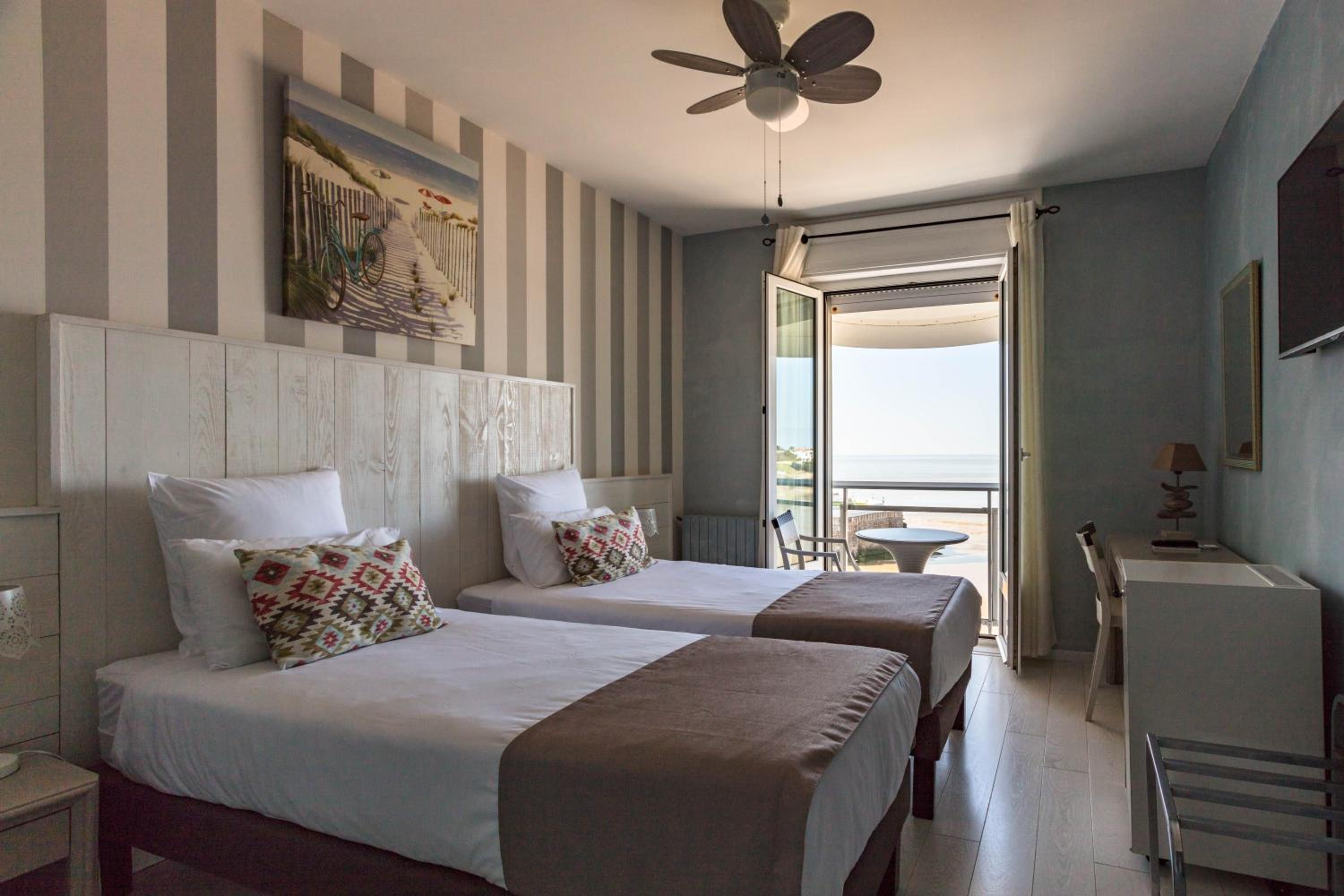 Double Room with Sea View - Photo 3