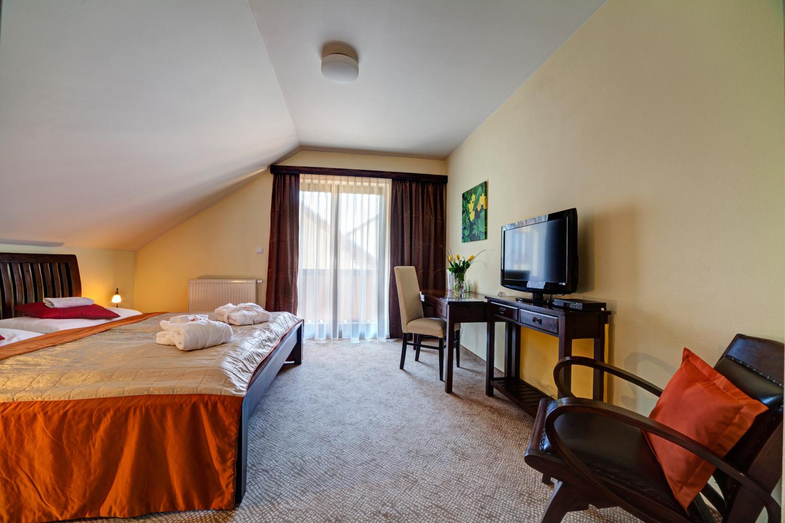 Double or Twin Room with Extra Bed photo 3