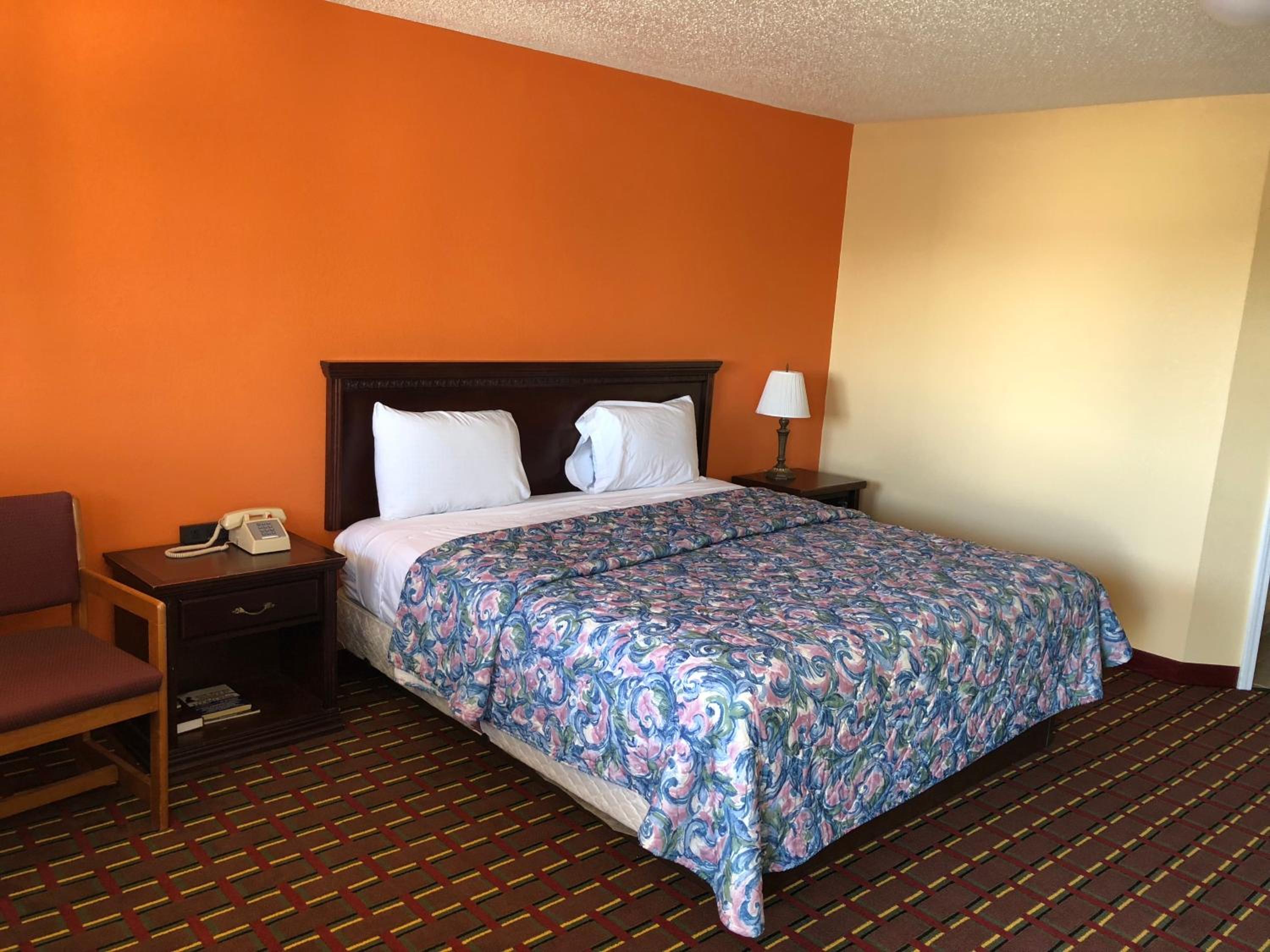 Standard King Room - Non-Smoking  - Photo 4