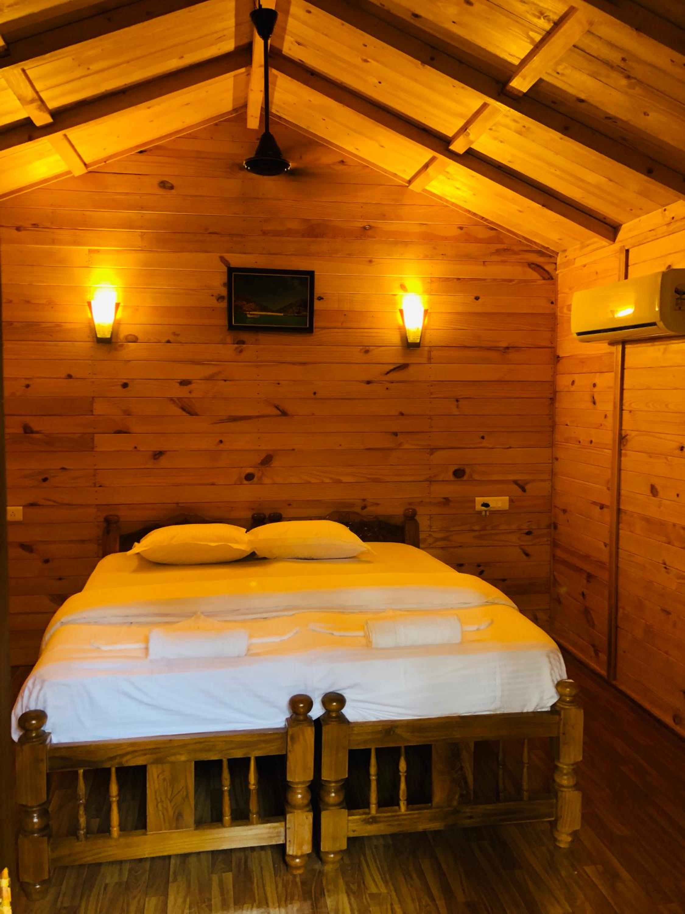 Deluxe Double Room with Balcony - Photo 8