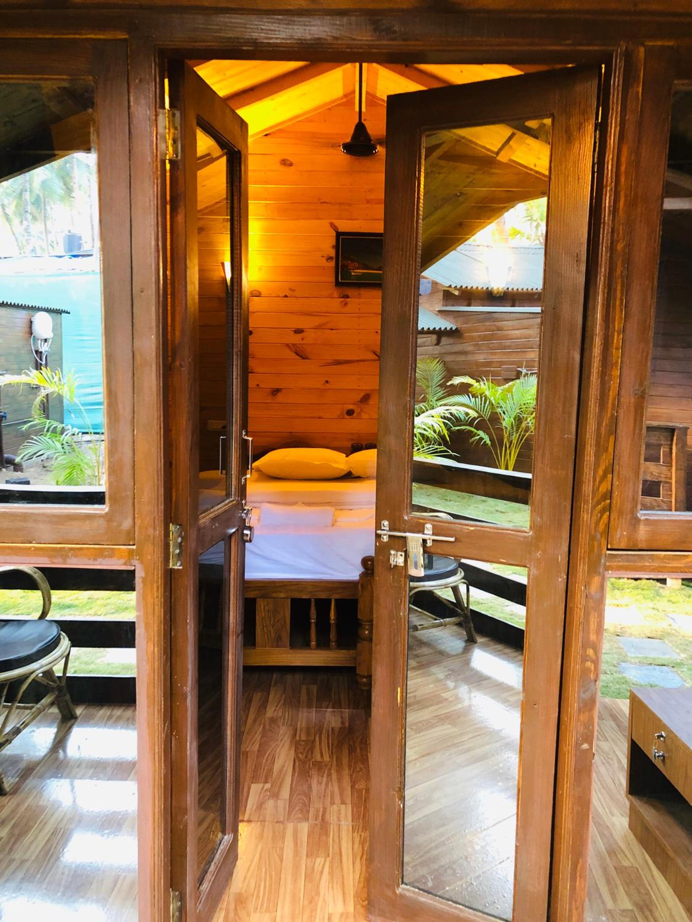 Deluxe Double Room with Balcony - Photo 9