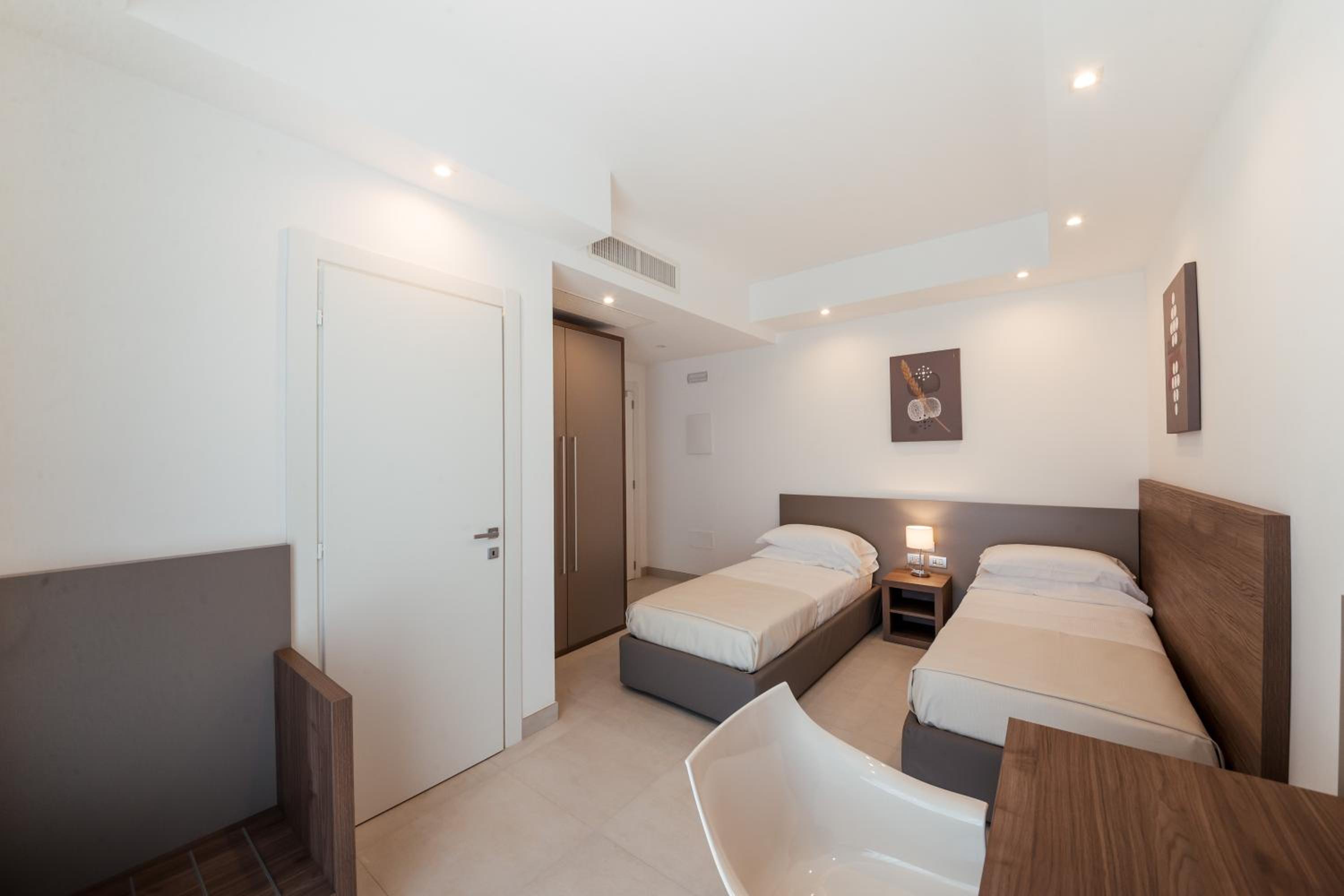 Twin Room - Photo 2