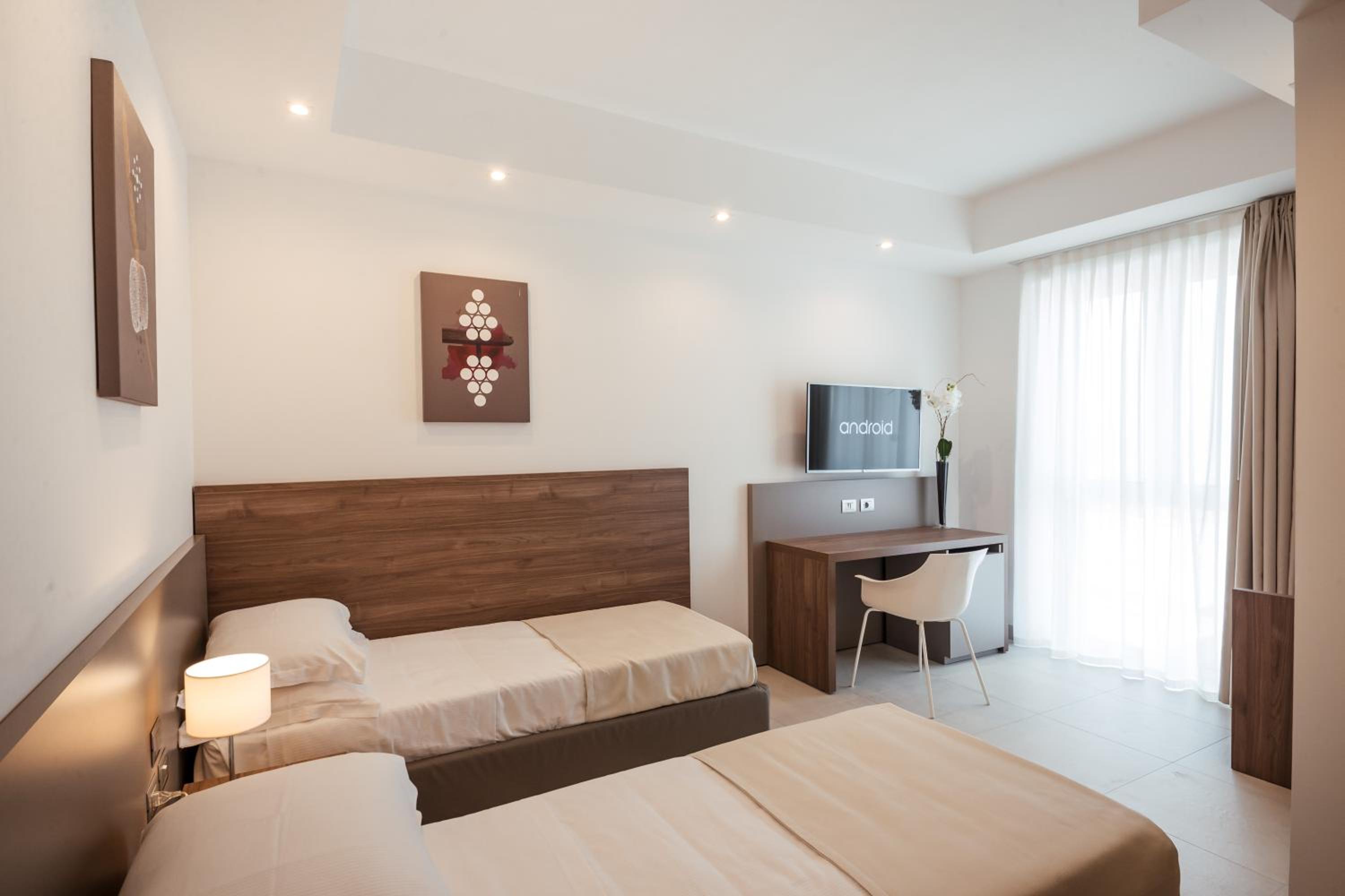 Twin Room - Photo 3