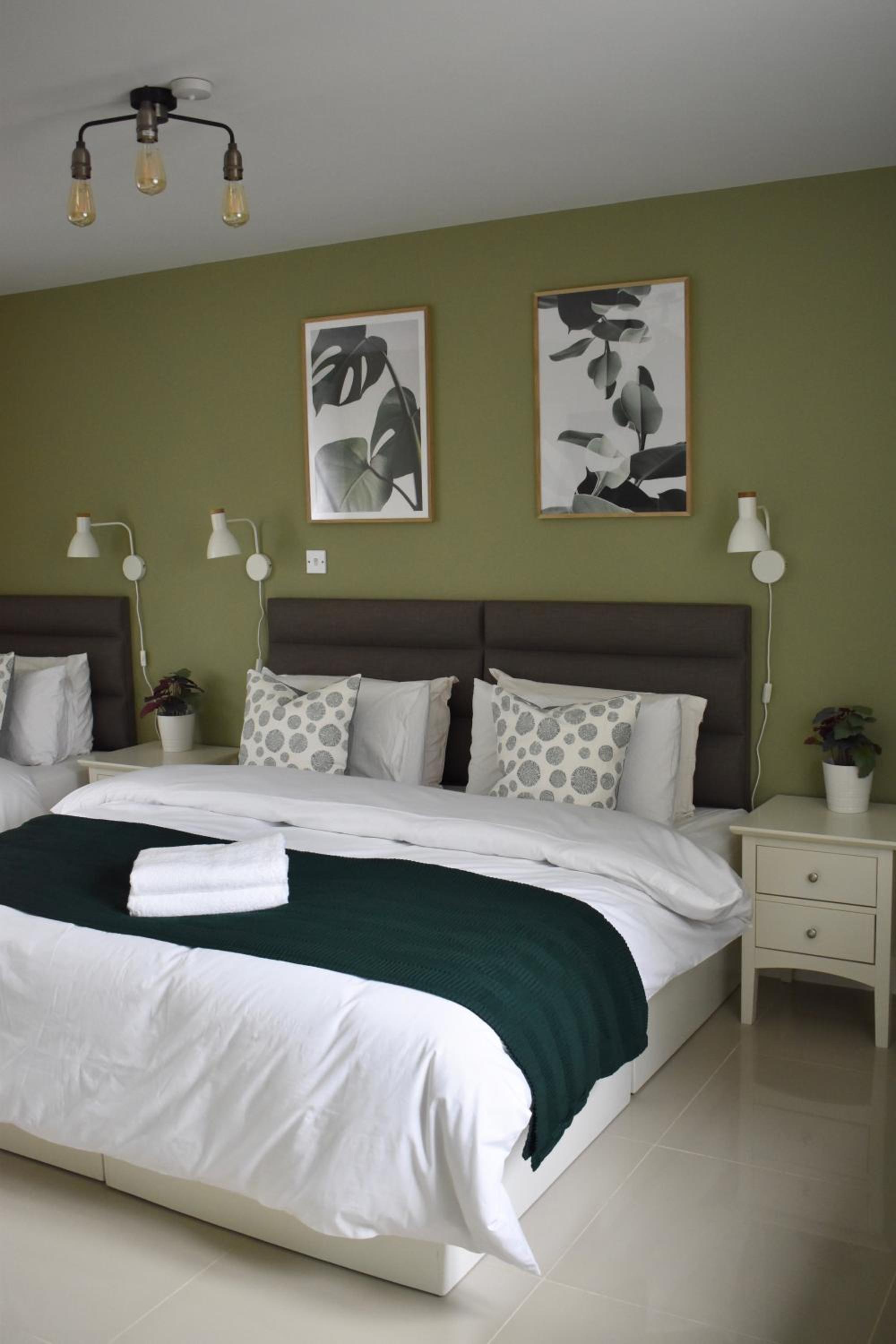 Family Room with Private Bathroom - Photo 7