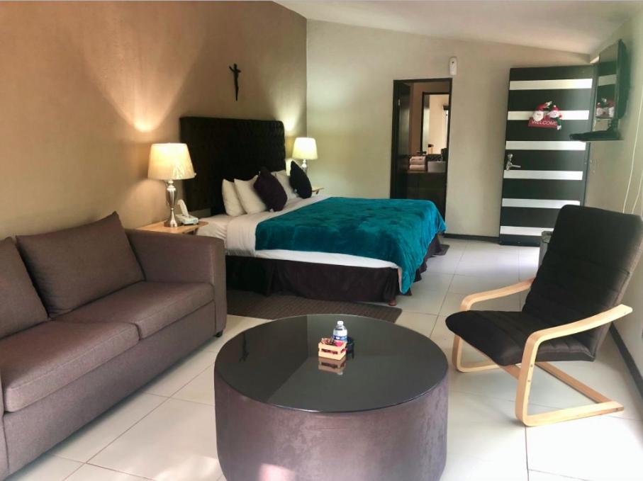 Deluxe Family Suite - Photo 7