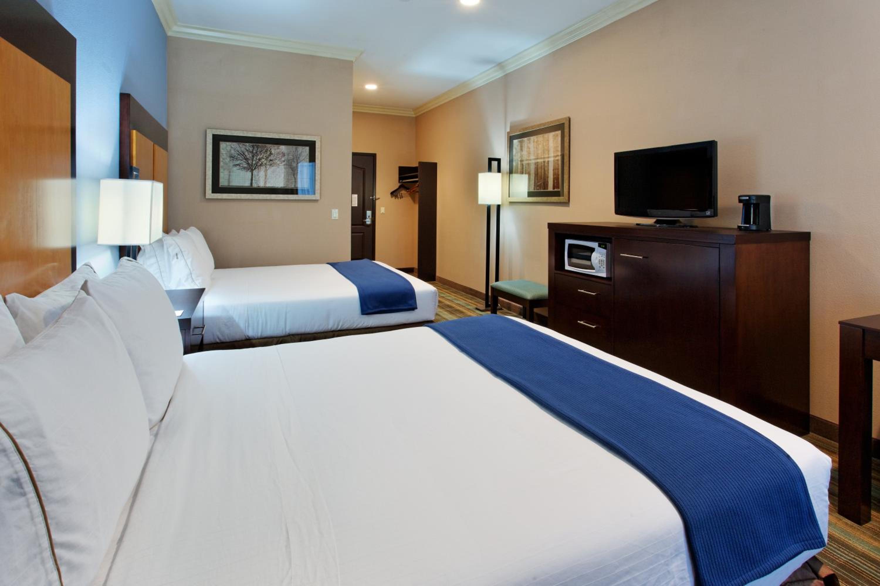 Standard Queen Room with Two Queen Beds and Extra Floor Space - Photo 5