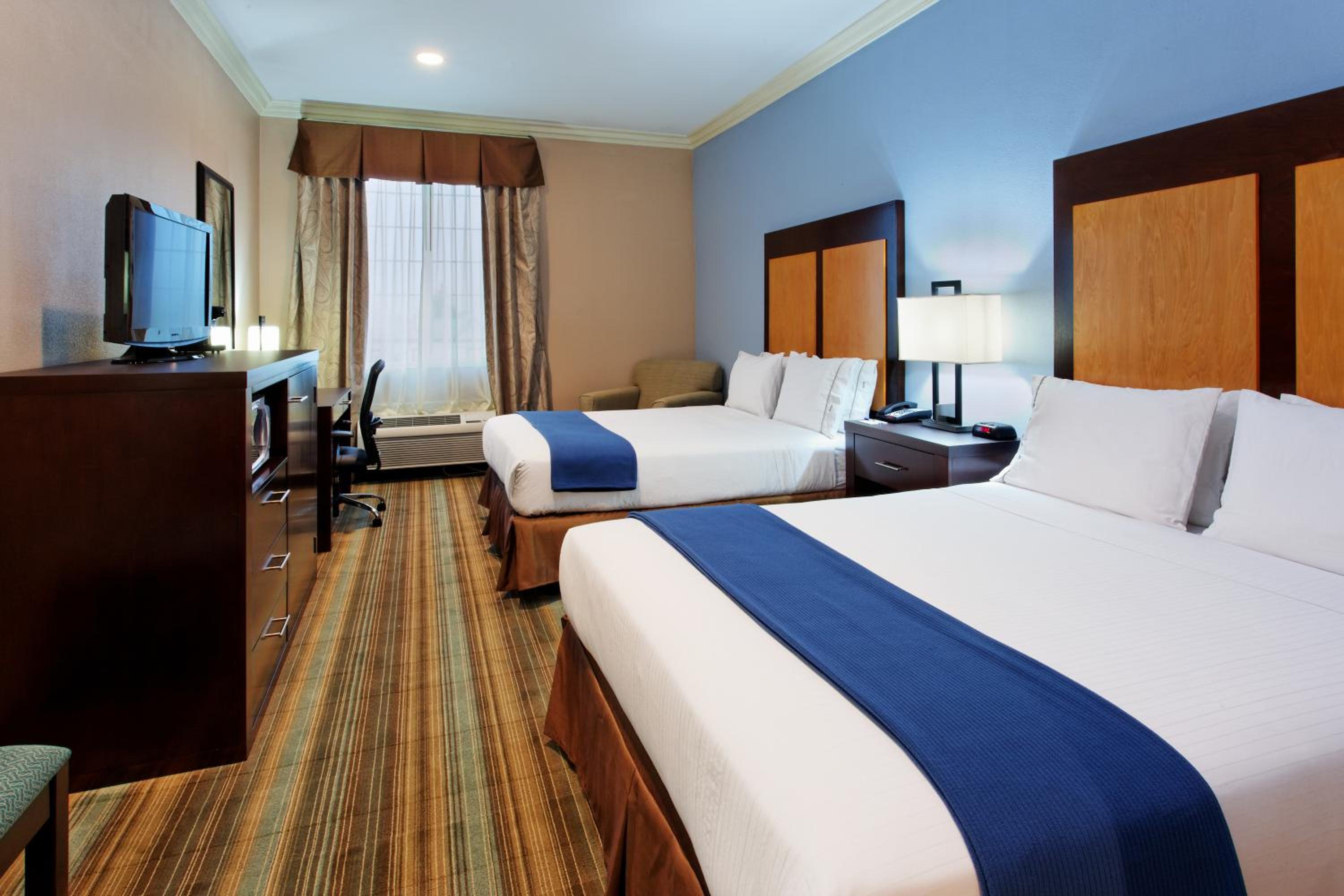 Standard Queen Room with Two Queen Beds and Extra Floor Space - Photo 2