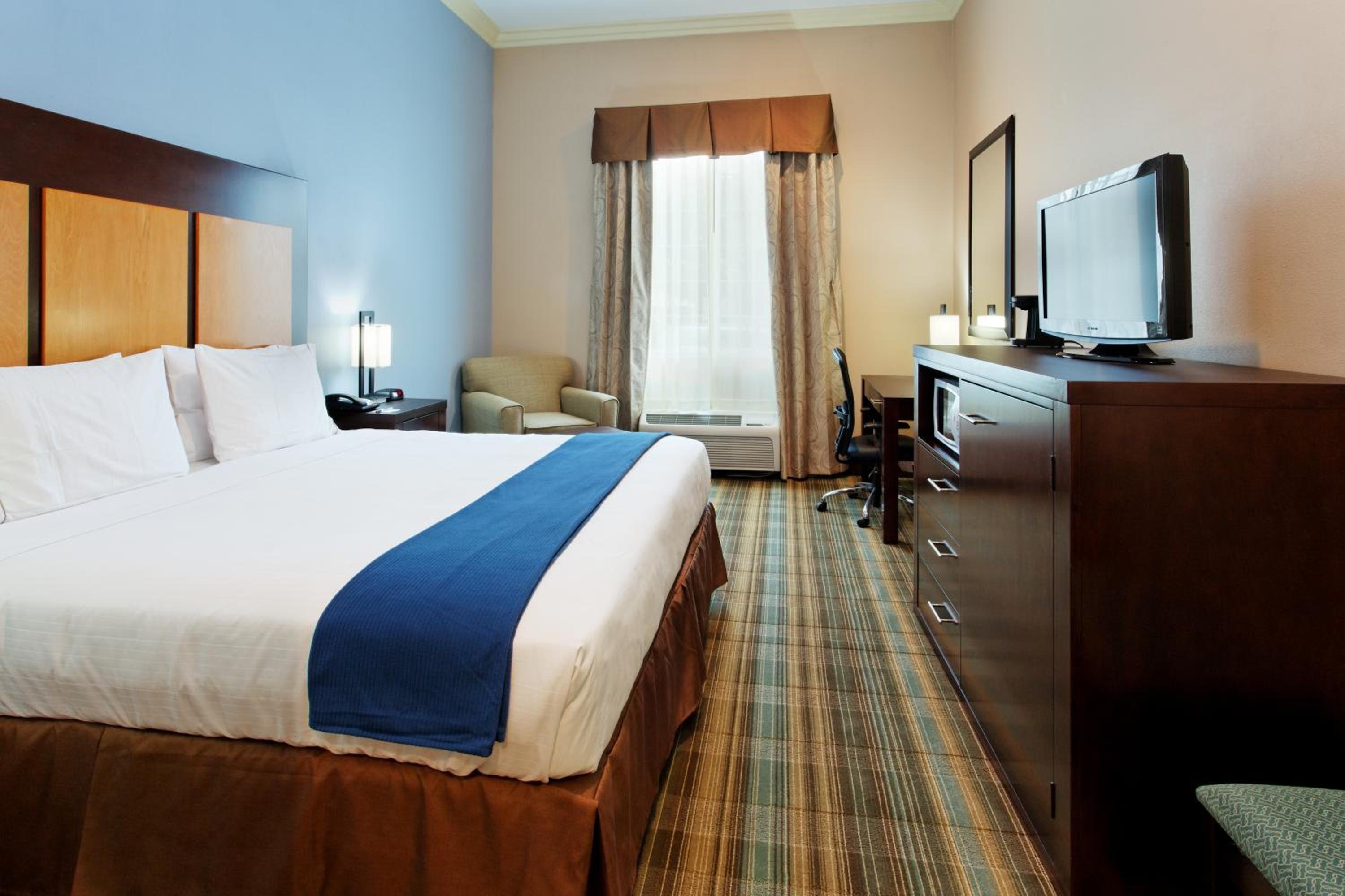 Standard King Room with Mobility Accessible Roll-In Shower - Photo 4