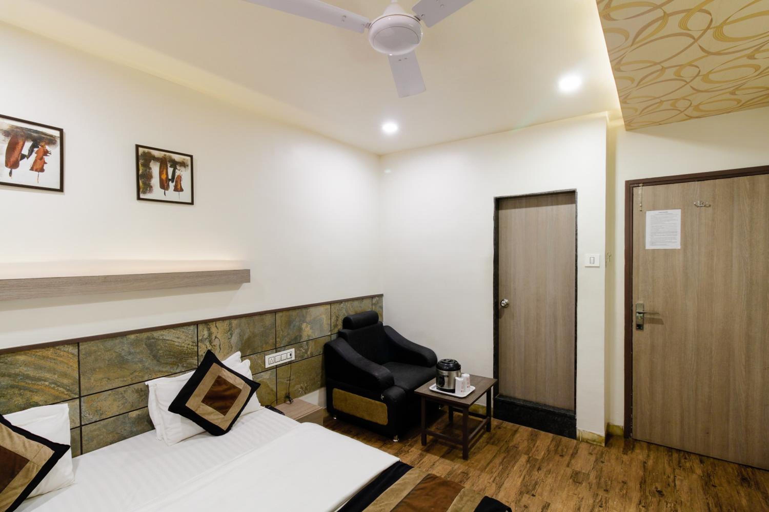 Deluxe Double Room - Photo 9