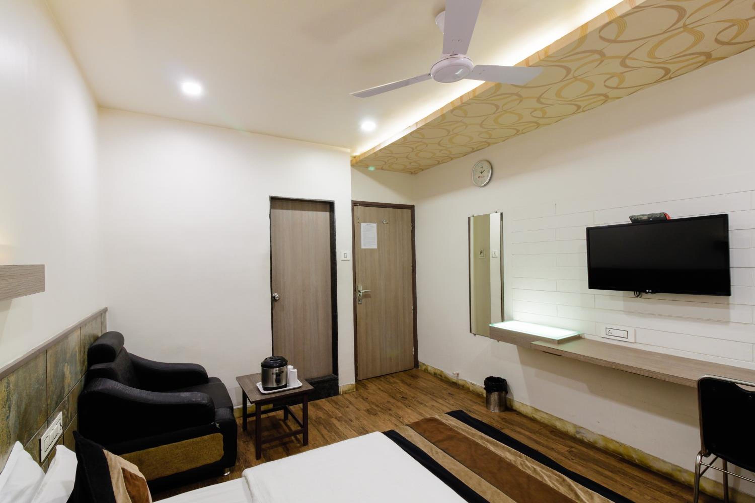 Deluxe Double Room - Photo 11