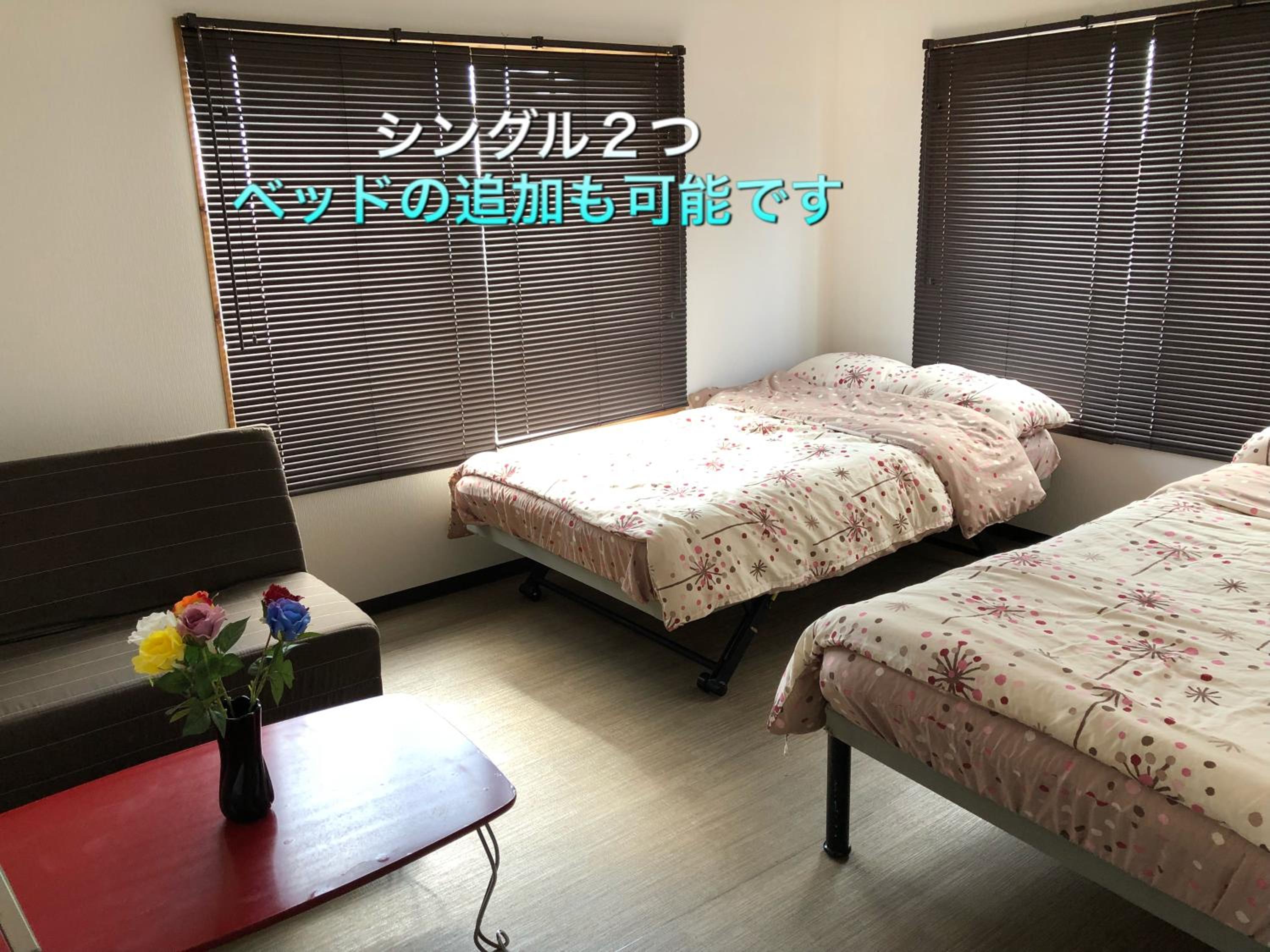 Twin Bedroom with Shared Bathroom photo 3