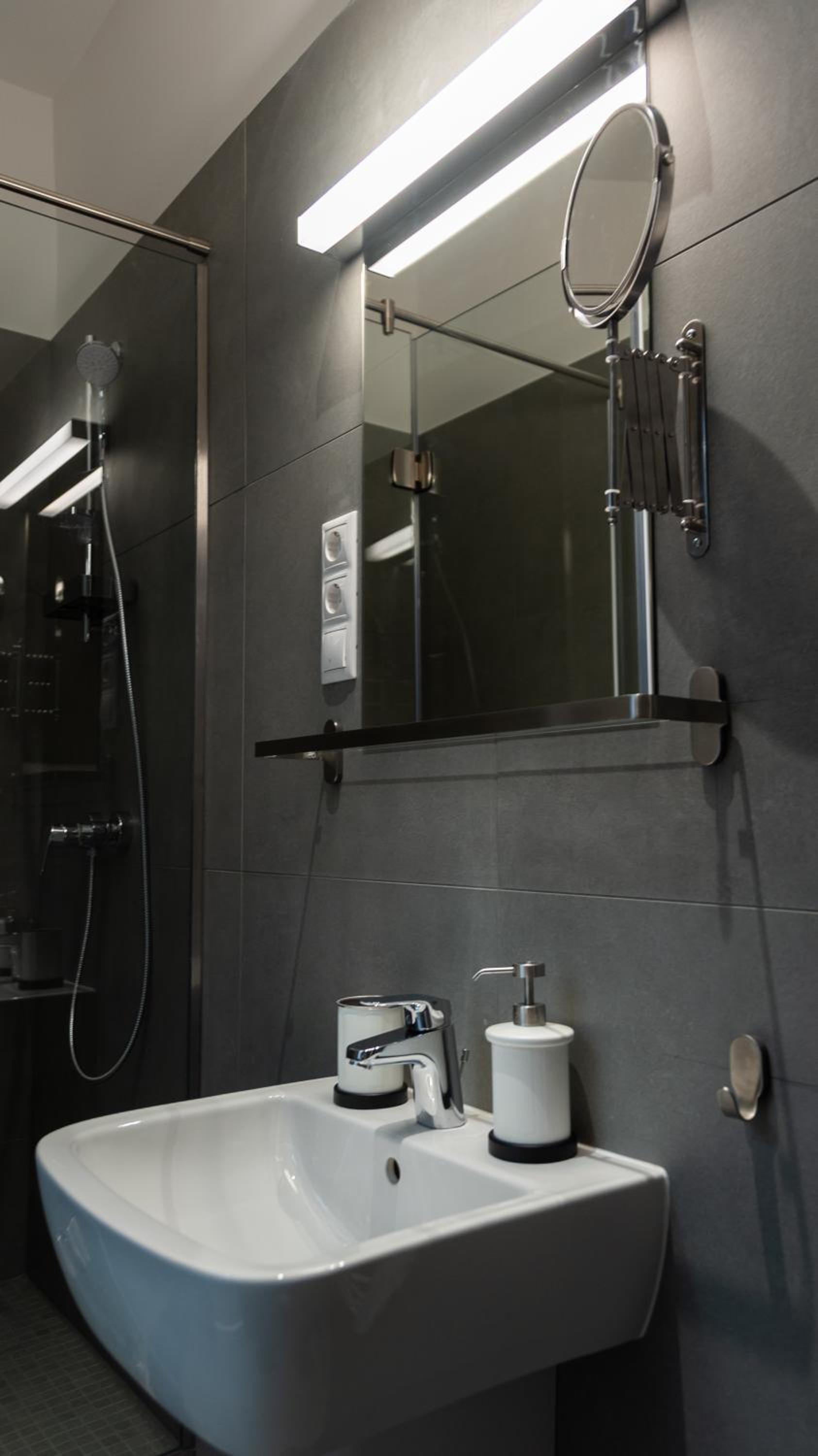 Standard Double Room - Photo 15