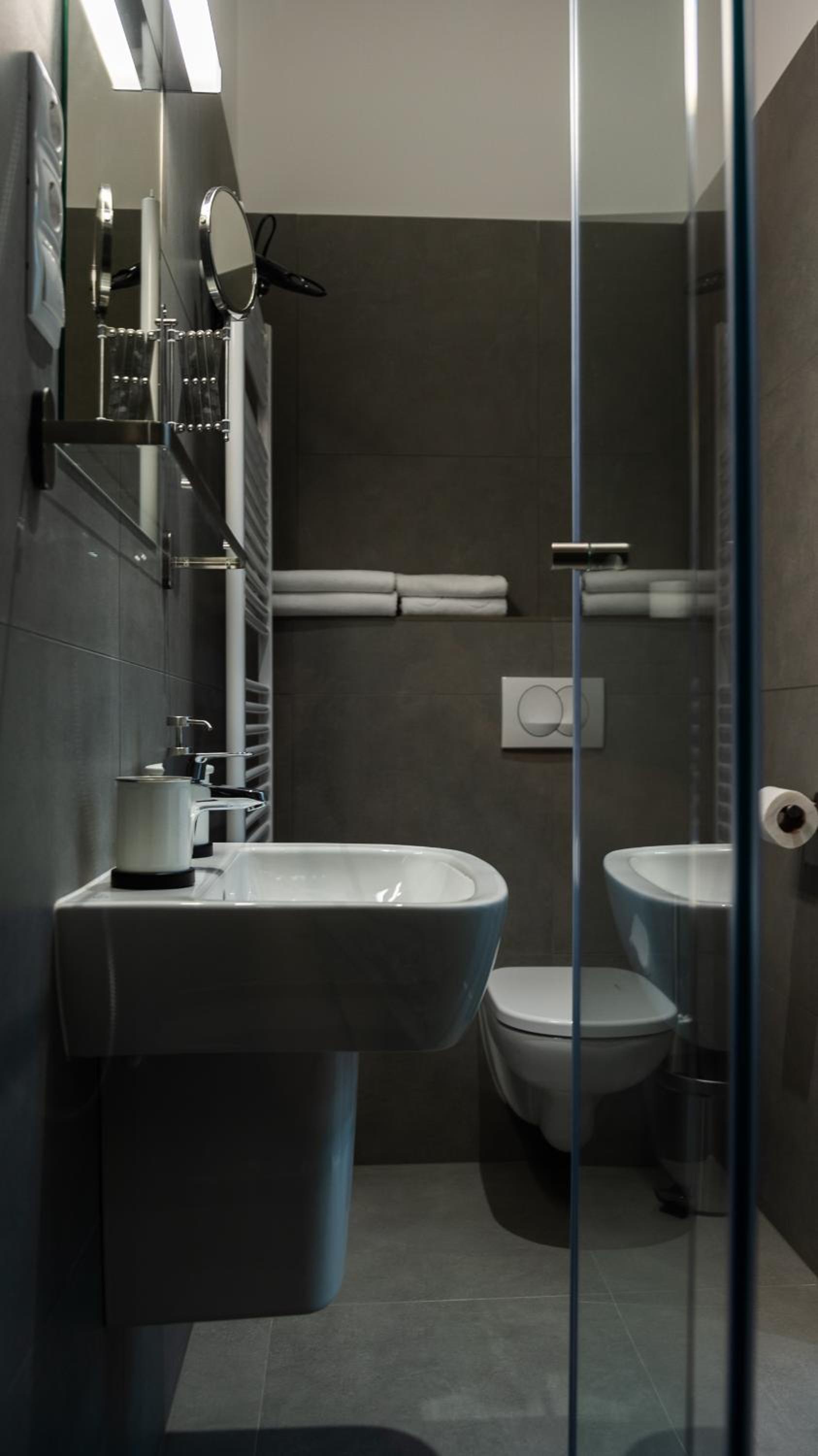 Standard Double Room - Photo 11