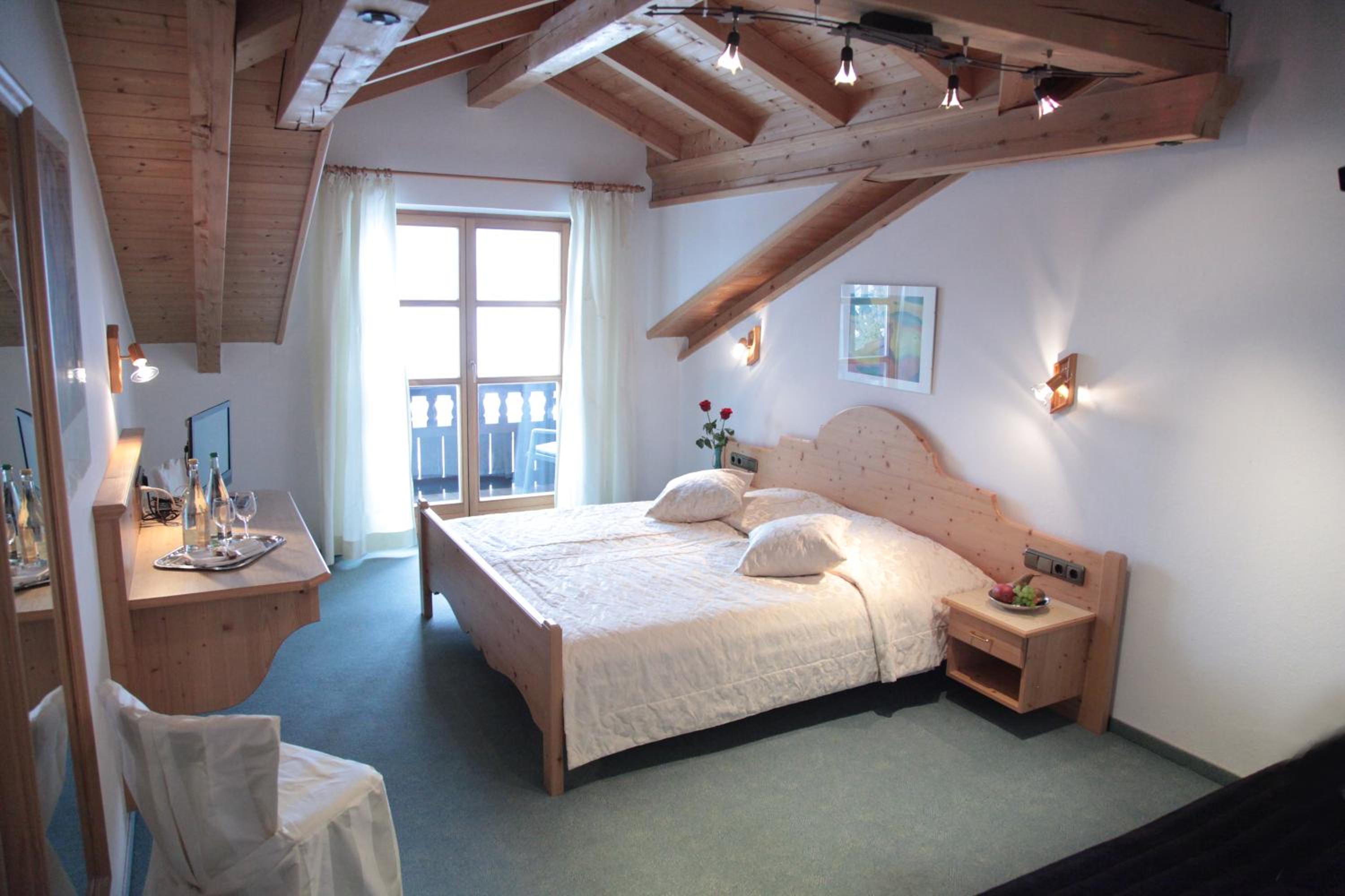 Deluxe Double Room with Balcony and Mountain View