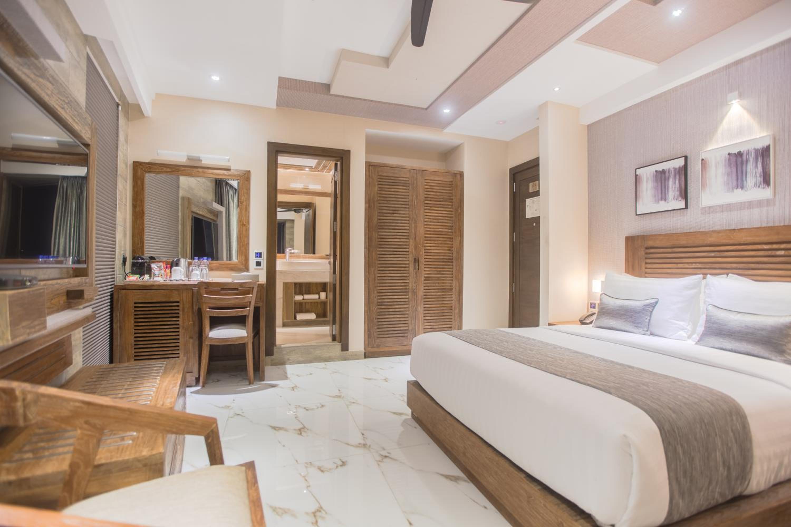 Executive Suite with Balcony (Free Return Airport Transfer) - Photo 19