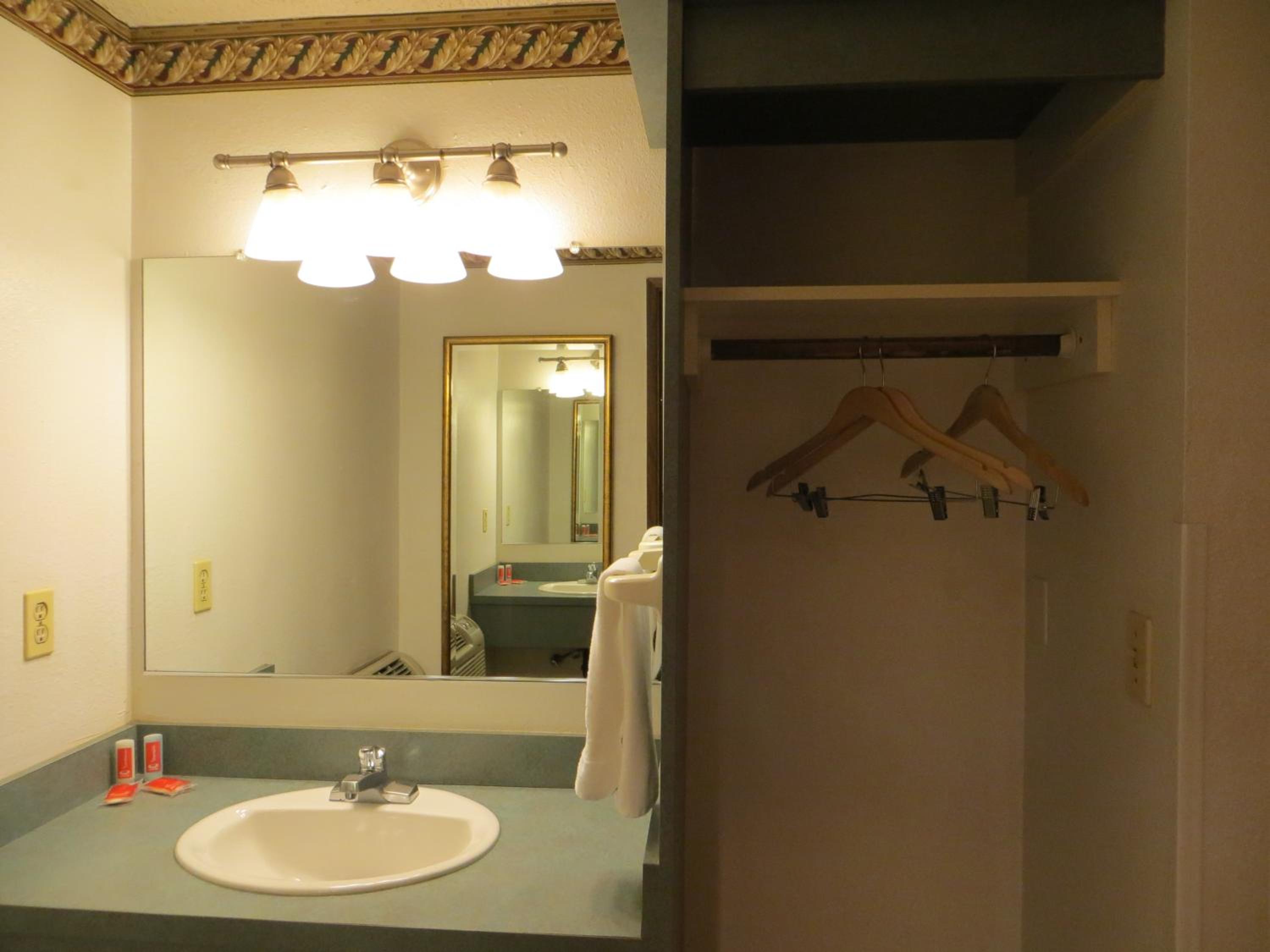 Queen Room - Non-Smoking