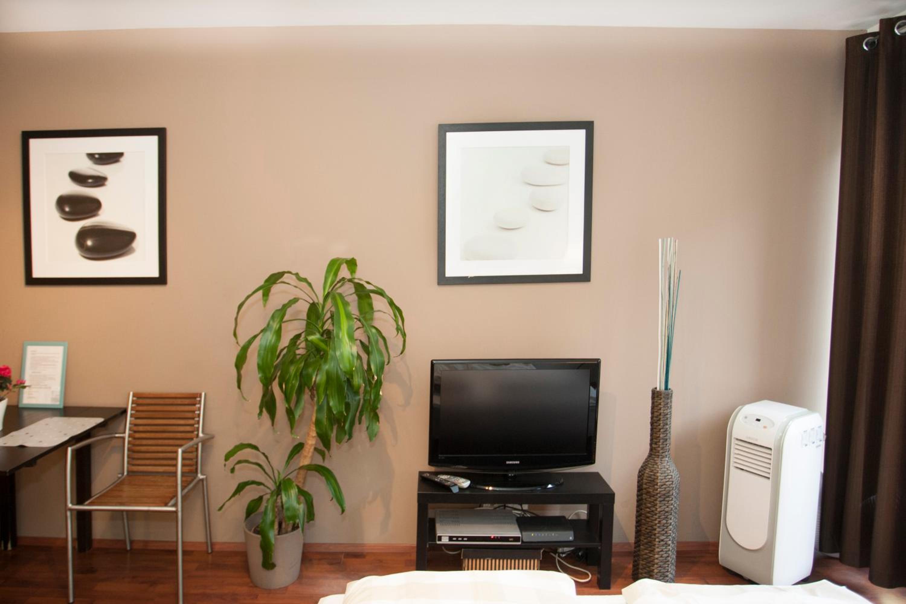 Studio Apartment - Photo 30