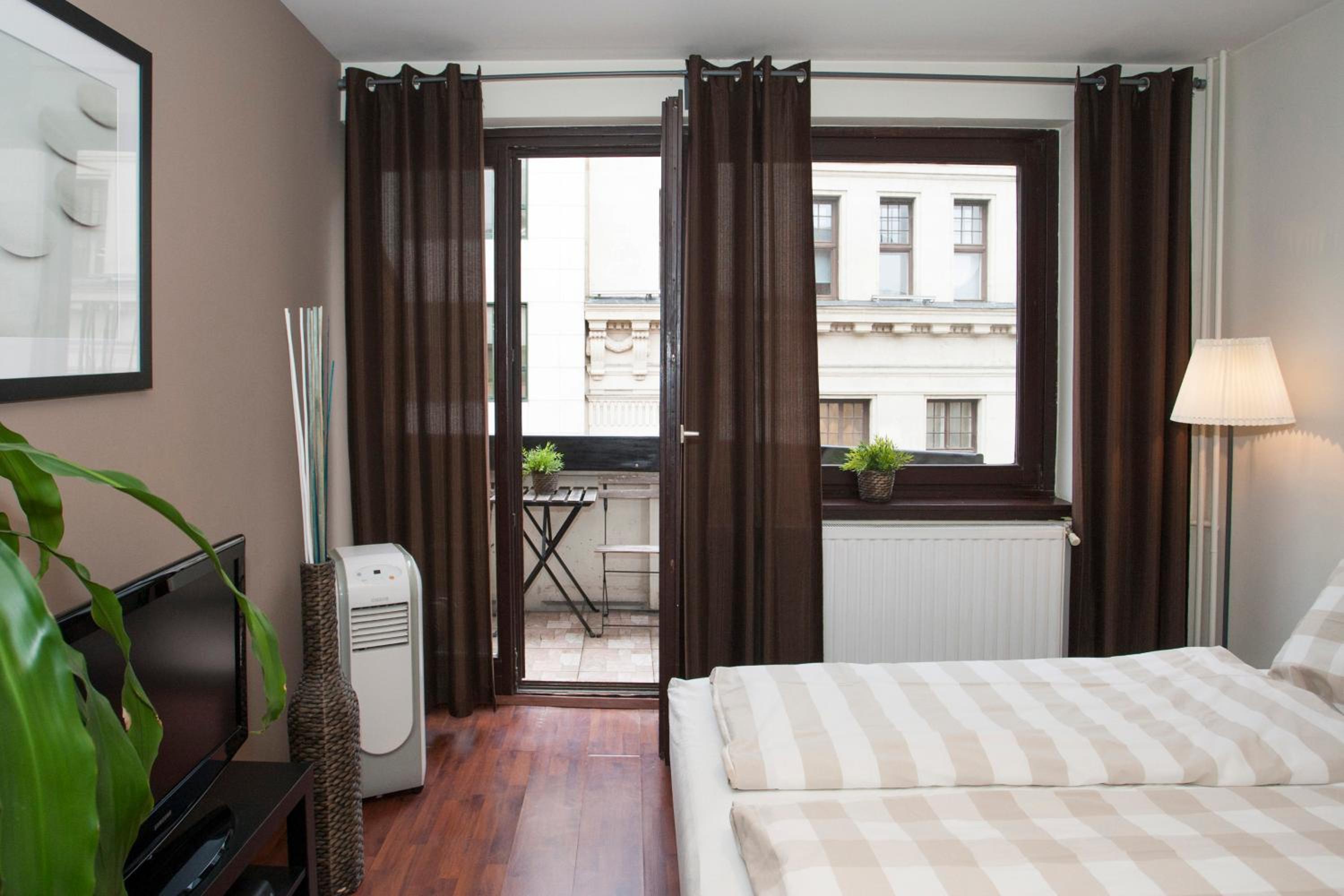 Studio Apartment - Photo 34