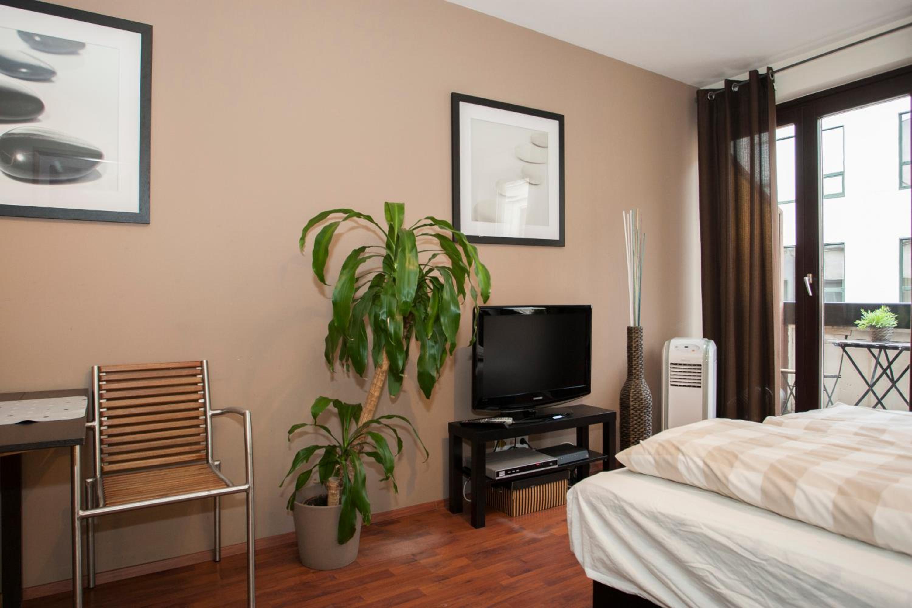 Studio Apartment - Photo 35