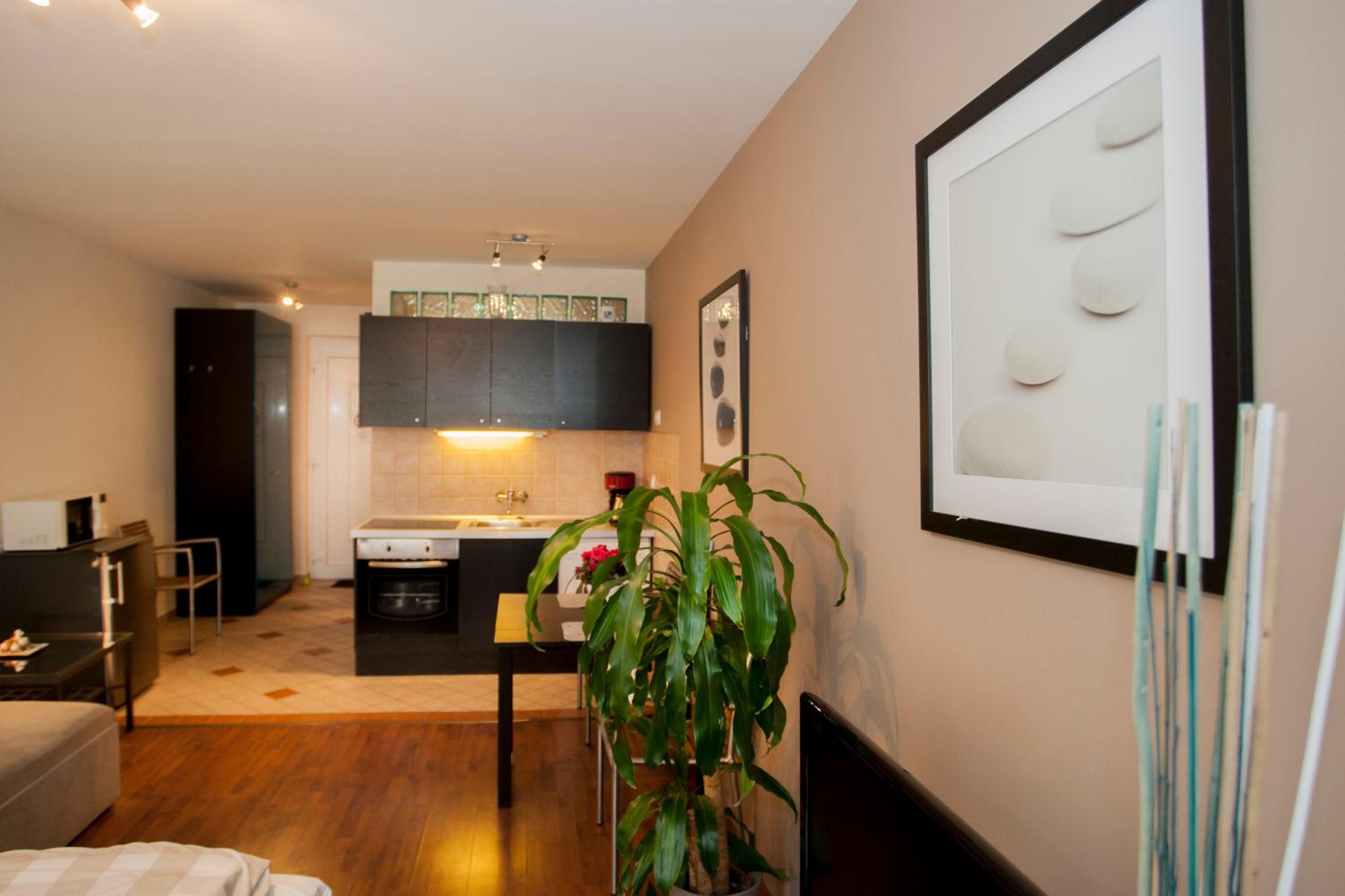 Studio Apartment - Photo 37
