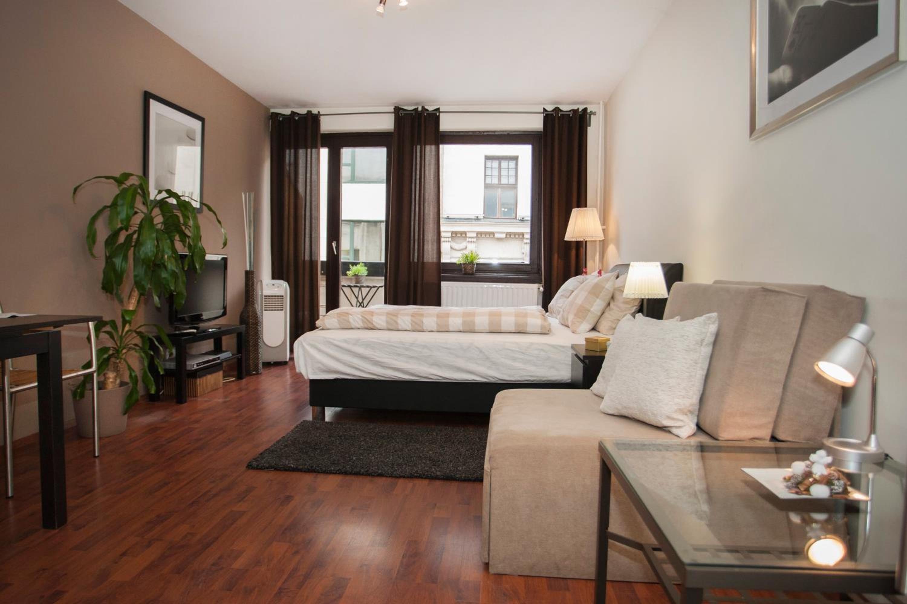 Studio Apartment - Photo 2