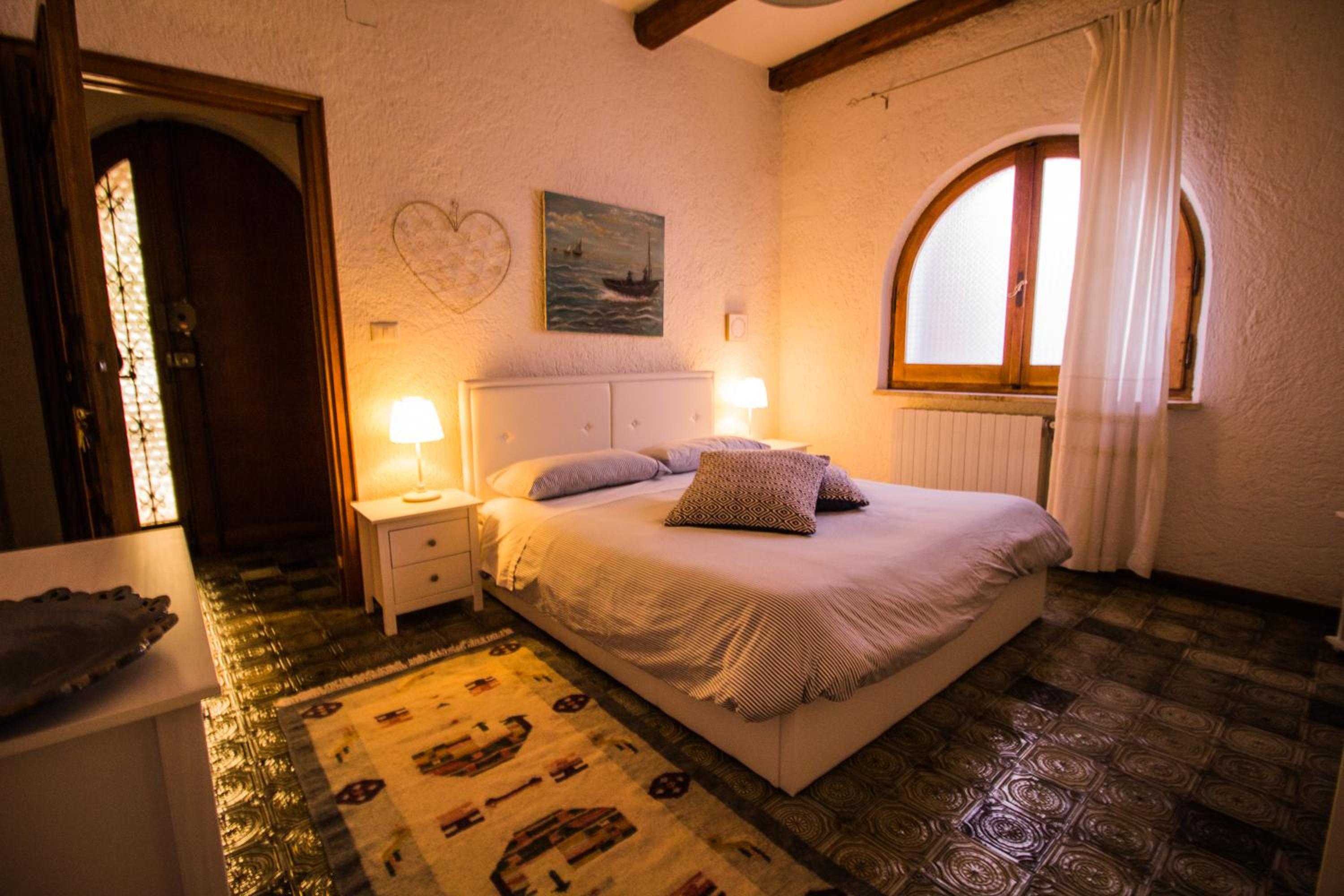 Double Room with Private External Bathroom - Photo 20