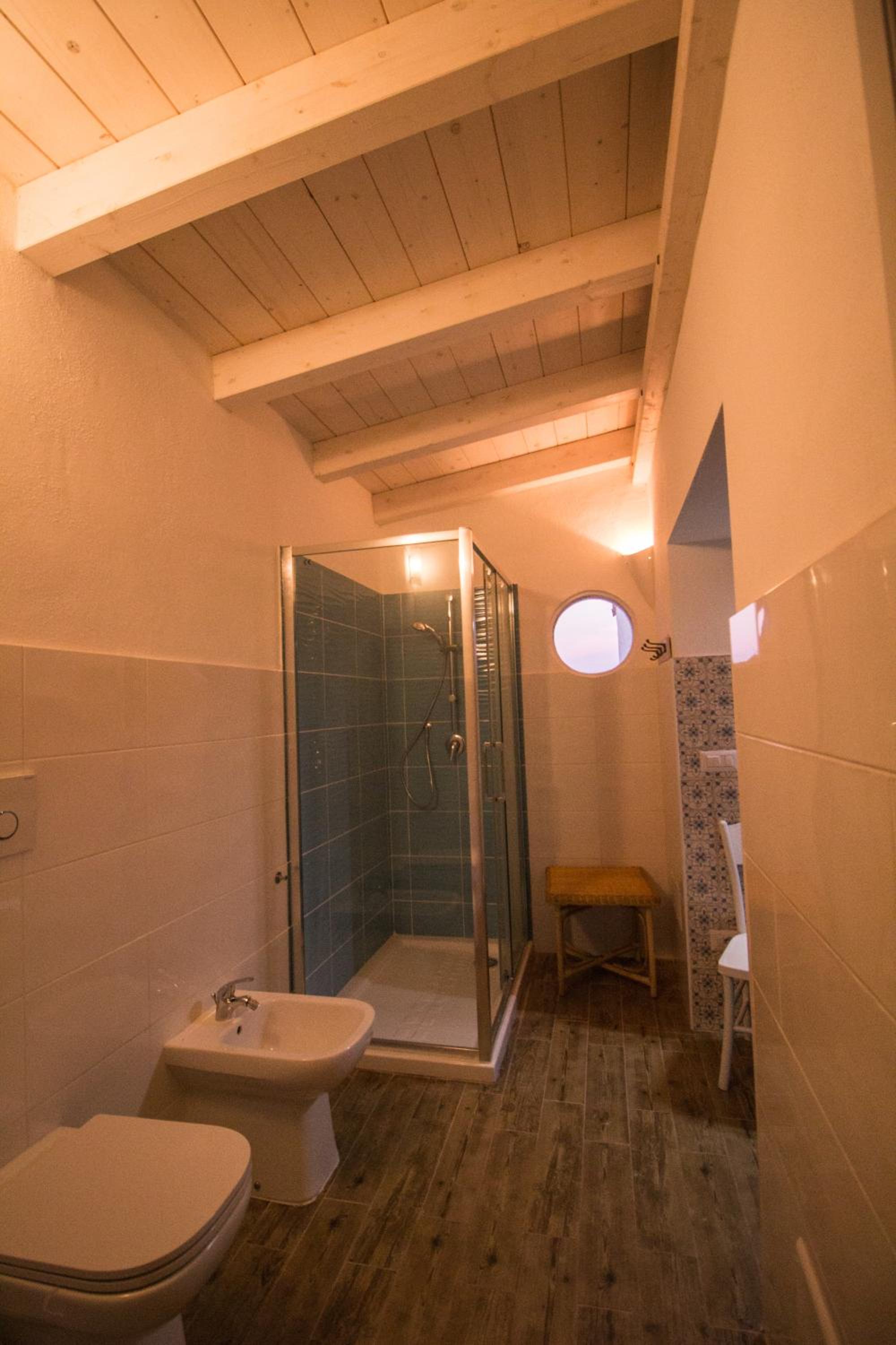 Double Room with Private External Bathroom - Photo 21