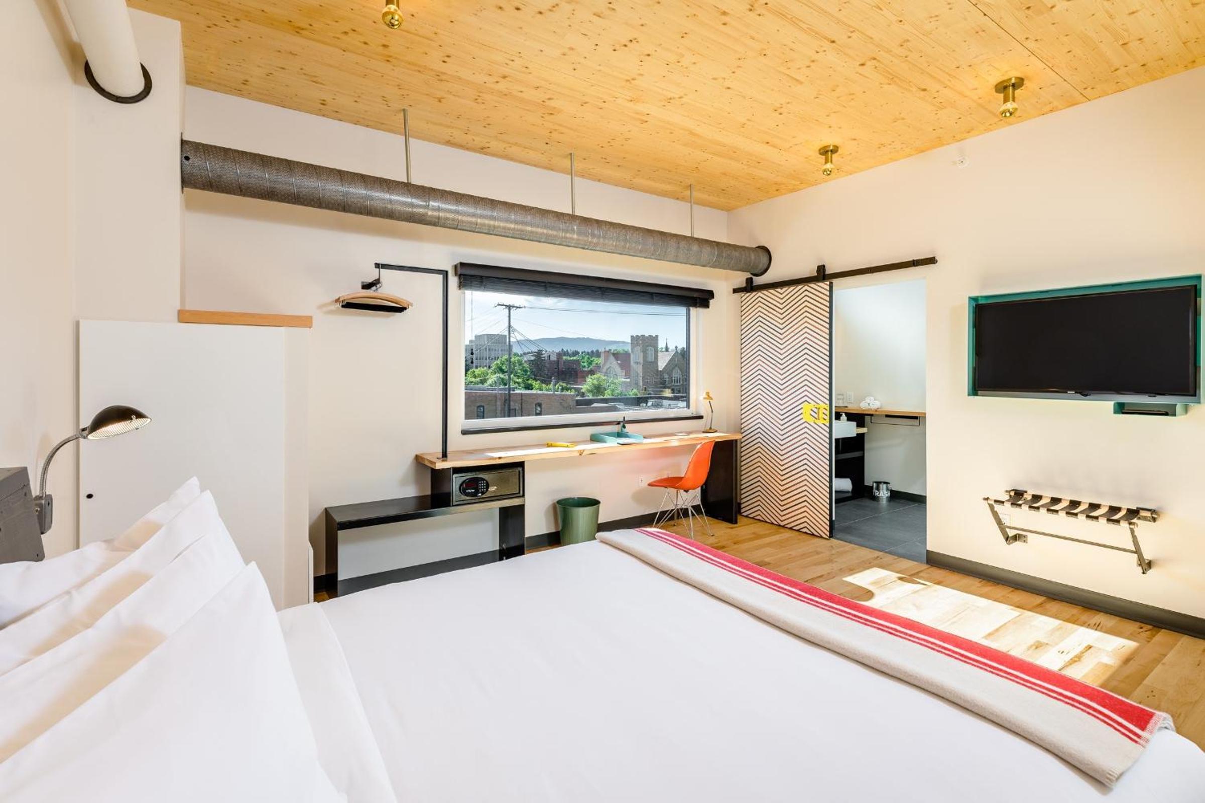 Deluxe King Room - Photo 2