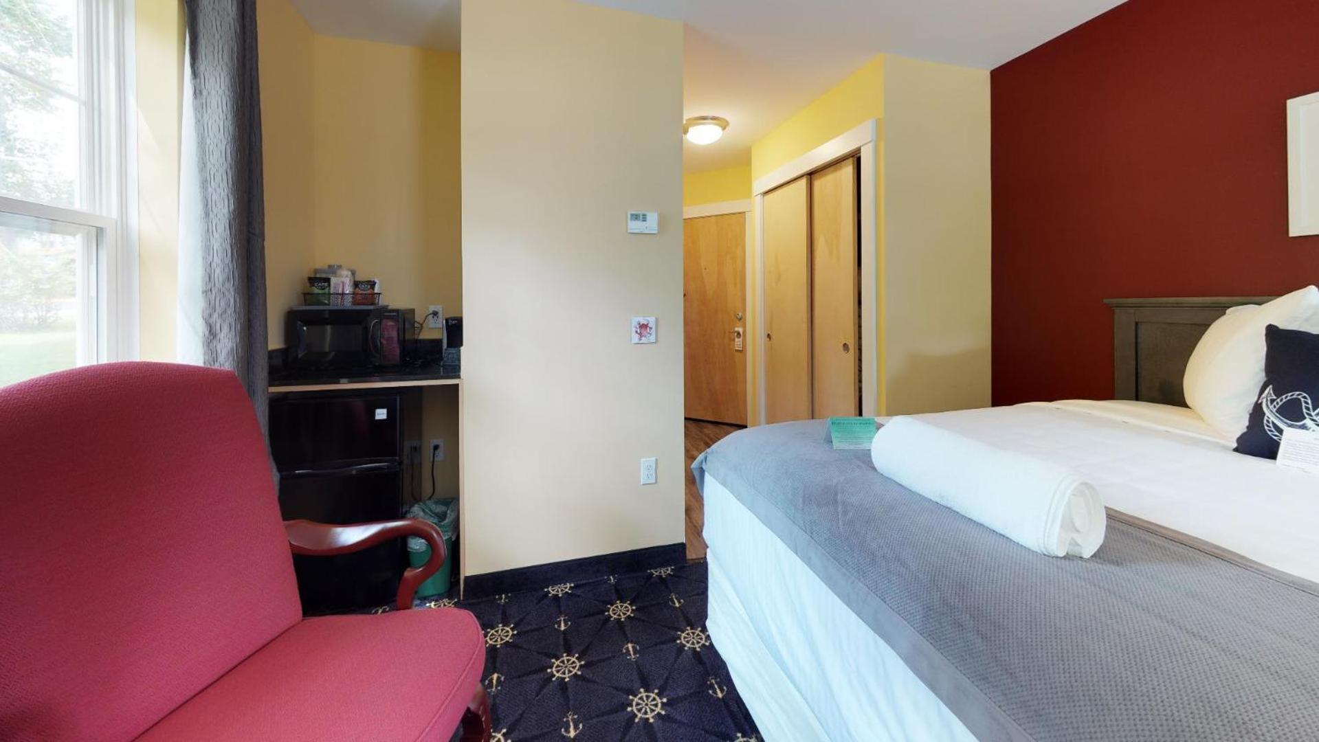 Economy Queen Room with Two Queen Beds photo 3