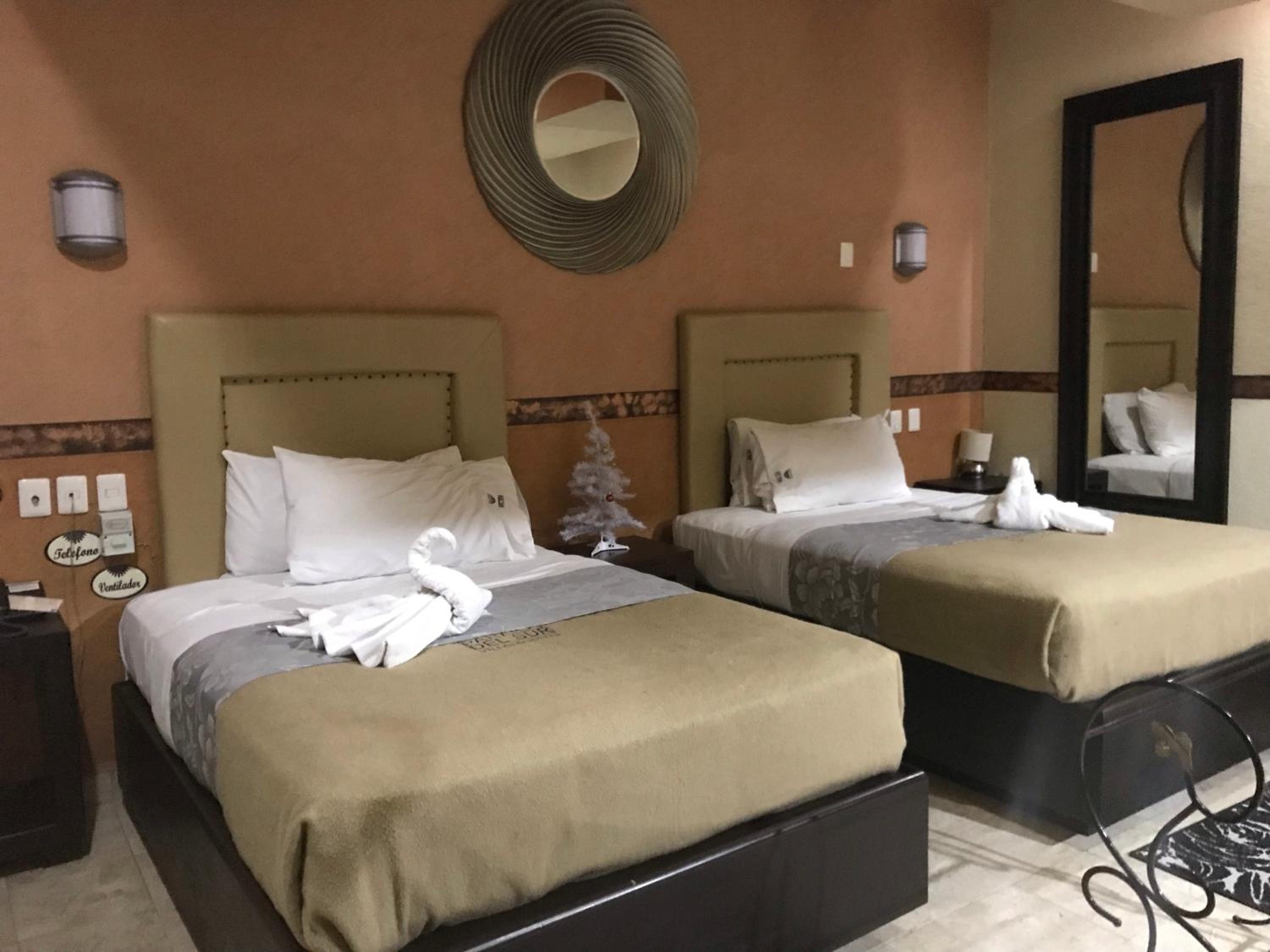 Queen Room with Two Queen Beds photo 2
