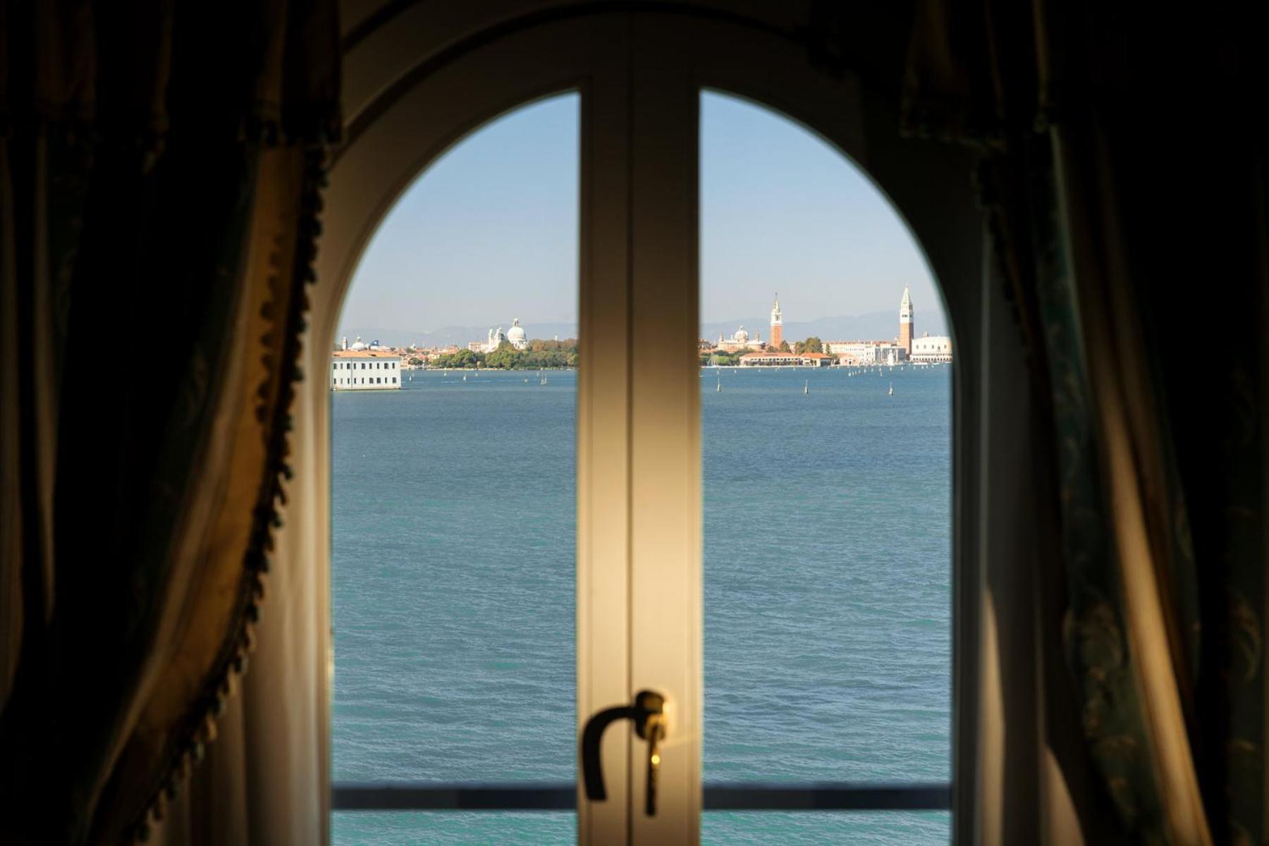 Suite with Lagoon View - Photo 12