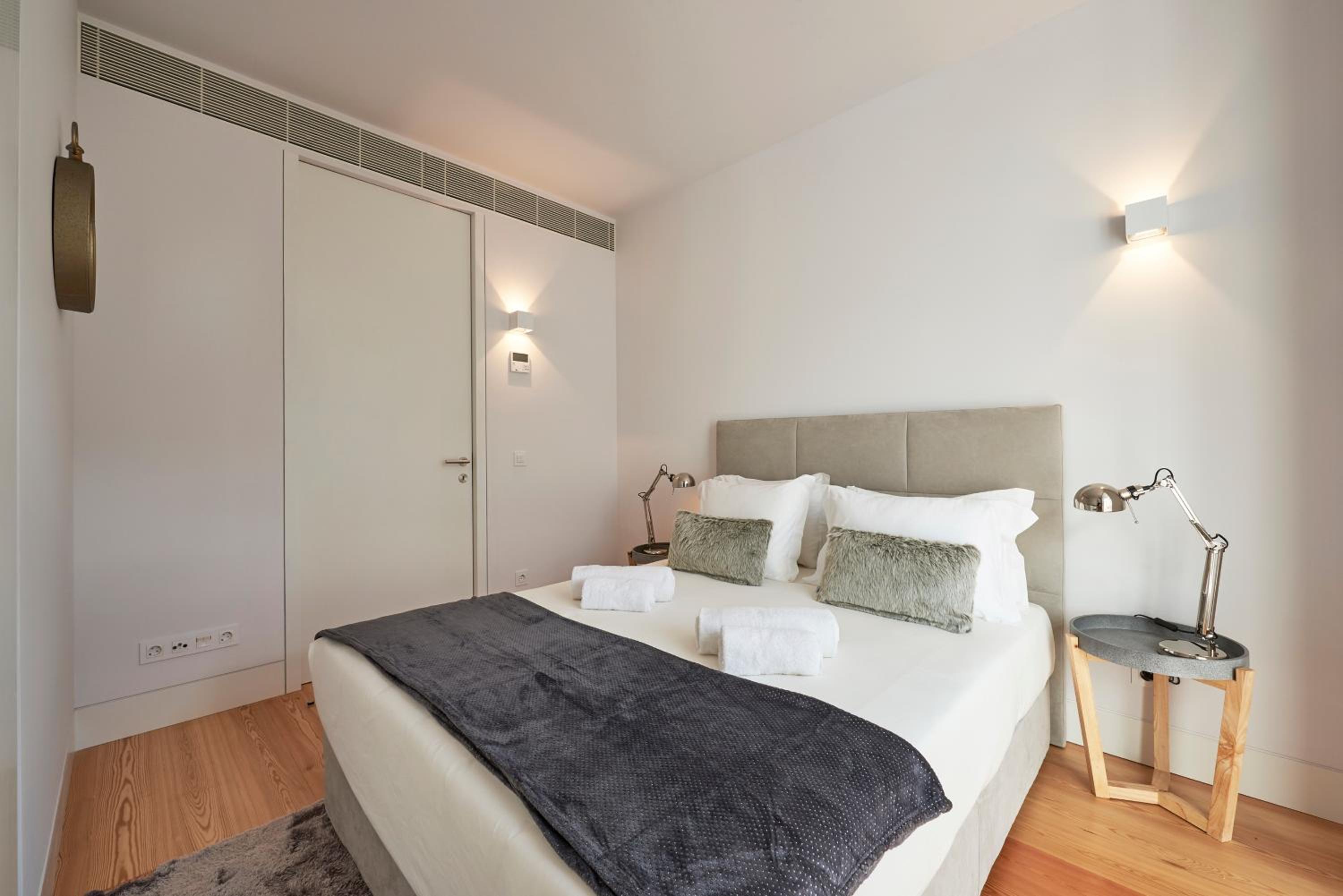 Two-Bedroom Apartment with Balcony - Photo 12