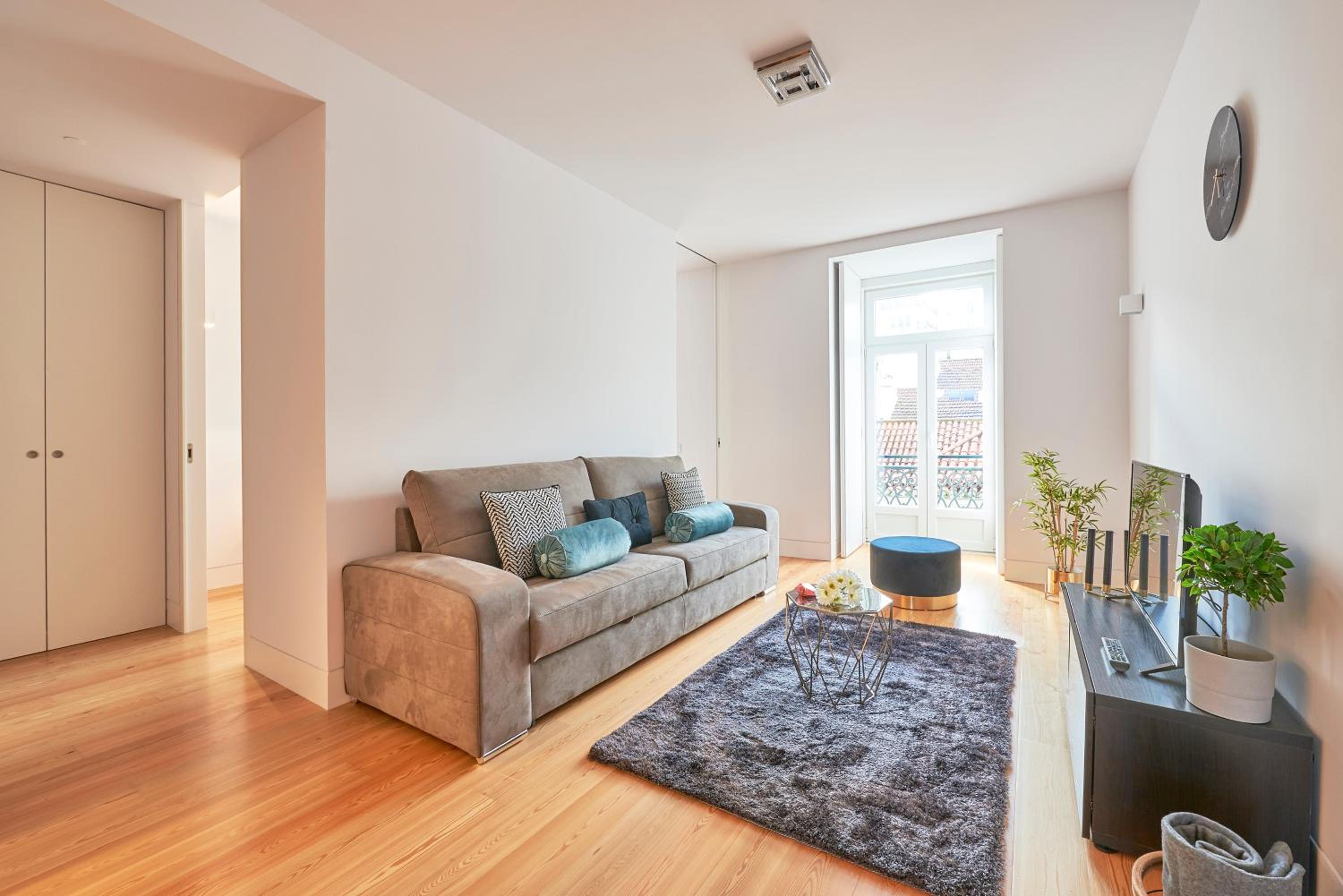 Two-Bedroom Apartment with Balcony - Photo 5